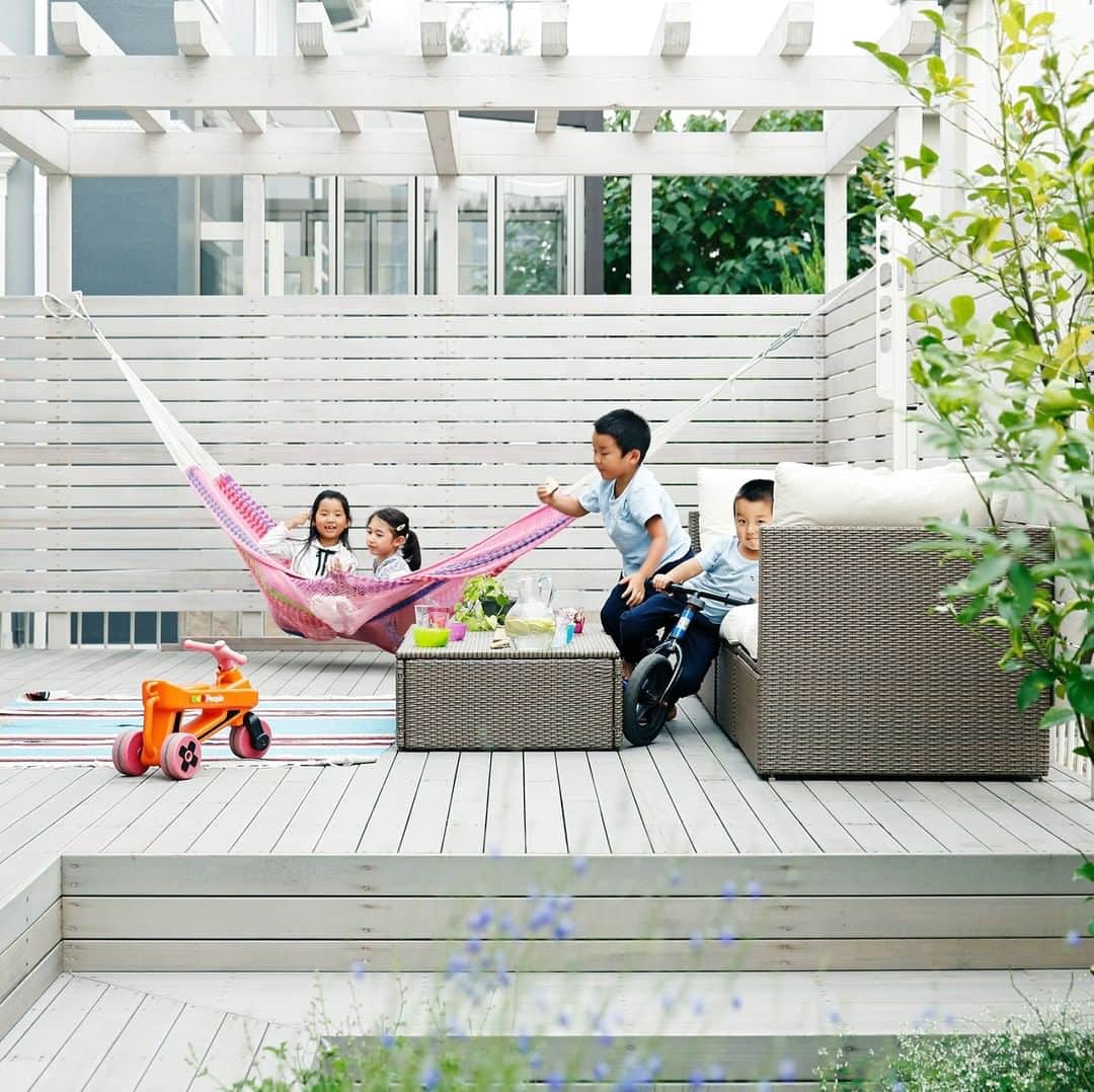CRAFTさんのインスタグラム写真 - (CRAFTInstagram)「・ マンションリフォーム実例  #craftworks420「アウトドアリビングのある家」  横浜の閑静な住宅街にたたずむ、ゆったりとした戸建て。「子供たちがたのしめる住まいに」リフォームしました。  大きな庭にはウッドデッキを貼って、自由にはだしで遊べるように。室内と床の高さをそろえ、内と外の境界線を曖昧にしたことで、リビングとのつながりを強調しました。  ハンモックのあるアウトドアリビングでは、子供たちはおおはしゃぎ。近所の子たちも集まってきて、笑い声は空まで上がります。  いつも子供の笑顔が見える、たのしい家をつくってみませんか。  実例の詳細はプロフィールにあるURLから @craft_1982   #株クラ #クラフト #リノベーション #リフォーム #一戸建てリフォーム #一戸建てリノベーション #一戸建て #戸建て #デザイン実例 #ウッドデッキ #テラス #ハンモック  #アウトドアリビング #セカンドリビング#ダイニングキッチン #ダイニング #キッチン #LDK  #浴室  #子育てしやすい家 #CRAFT #renovation #reform #design #living #dining #kitchen #bedroom #bathroom」9月18日 9時18分 - craft_1982