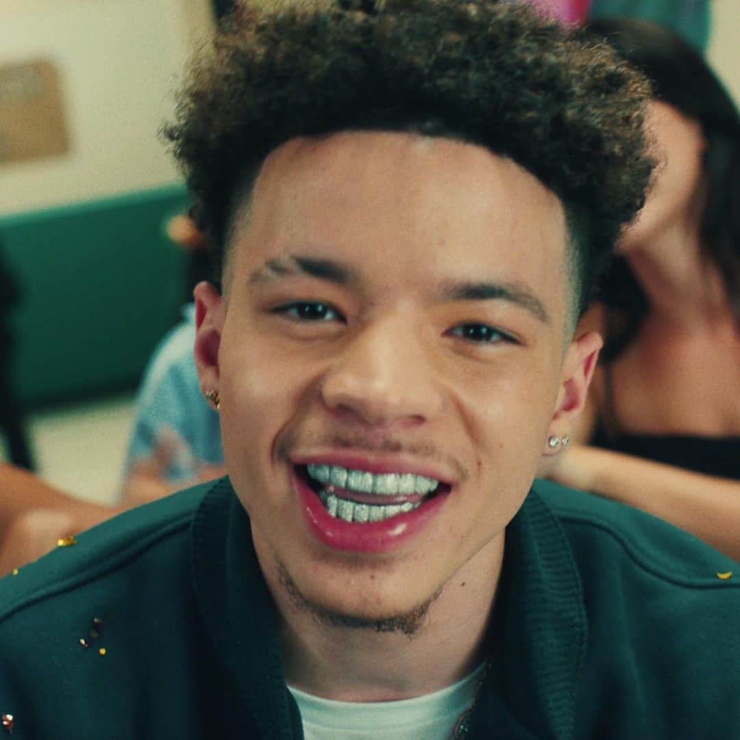 Vevoさんのインスタグラム写真 - (VevoInstagram)「Tough for @thekidlaroi to study when he's got a crush on the librarian. 😏He and @lilmosey bring the party to the hallways in "WRONG." 📚Watch now! ⠀⠀⠀⠀⠀⠀⠀⠀⠀ ▶️[Link in bio] #TheKidLaroi #LilMosey」9月18日 9時28分 - vevo