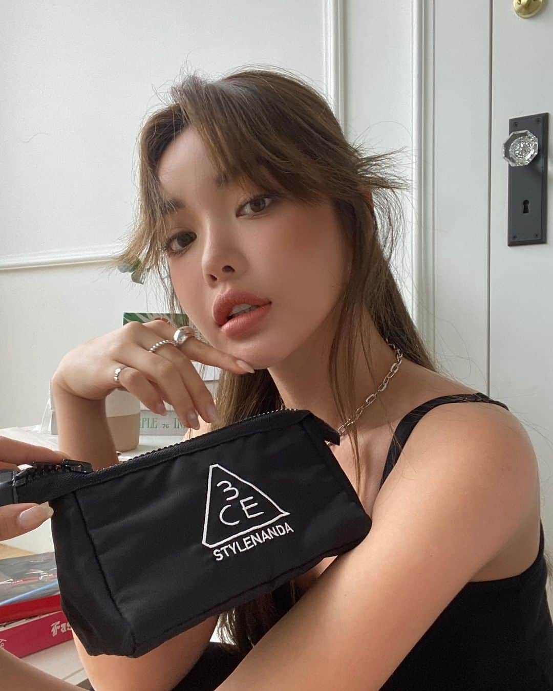 3CE Official Instagramさんのインスタグラム写真 - (3CE Official InstagramInstagram)「3CE POUCH 리얼 시크란 이런 것, 실용적이면서 유니크한 디자인의 멀티파우치🖤 - Lightweight, but sturdy enough to keep the shape multi-pouch🖤 #3CE #3CEPOUCH #POUCH」9月18日 9時29分 - 3ce_official