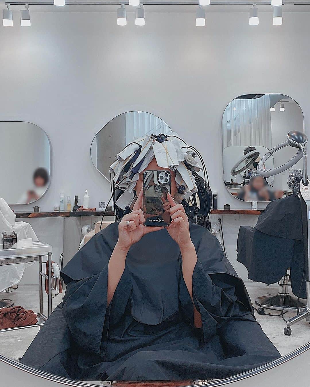 須田朱音さんのインスタグラム写真 - (須田朱音Instagram)「𝘿𝙞𝙜𝙞𝙩𝙖𝙡 𝙥𝙚𝙧𝙢.﻿ ﻿ ﻿ パーマメンテナンス✔︎﻿ ﻿ ブリーチ毛で、パーマが取れやすいので﻿ ﻿ 今回はデジタルパーマをあてました♡﻿ ﻿ ﻿ 顔まわりも少し伸びていい感じなので﻿ ﻿ カットはせずにボブシルエットキープ。﻿ ﻿ ﻿#ニュアンスパーマ #デジタルパーマ #senseofhumour」9月18日 9時30分 - akane_godo