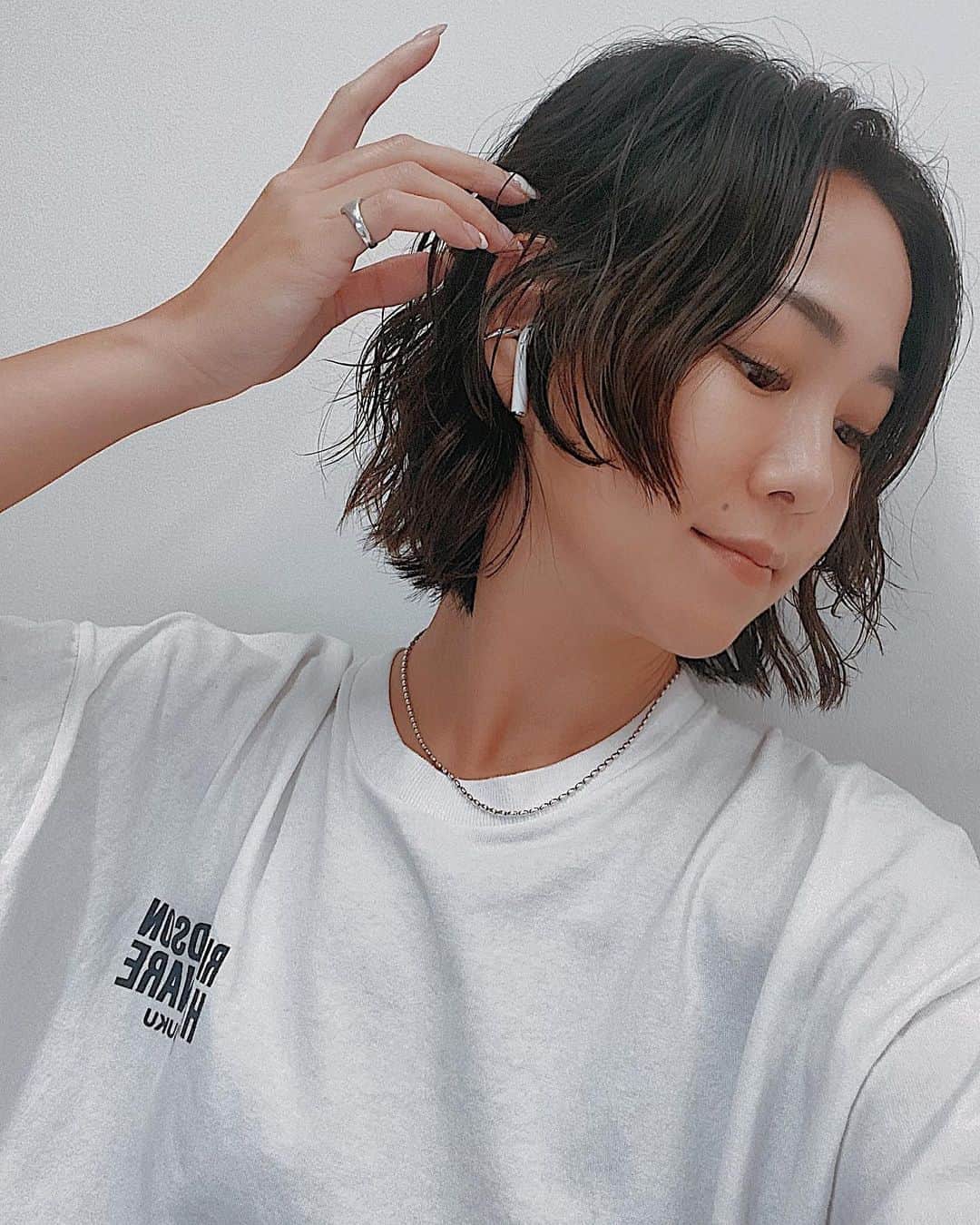 須田朱音さんのインスタグラム写真 - (須田朱音Instagram)「𝘿𝙞𝙜𝙞𝙩𝙖𝙡 𝙥𝙚𝙧𝙢.﻿ ﻿ ﻿ パーマメンテナンス✔︎﻿ ﻿ ブリーチ毛で、パーマが取れやすいので﻿ ﻿ 今回はデジタルパーマをあてました♡﻿ ﻿ ﻿ 顔まわりも少し伸びていい感じなので﻿ ﻿ カットはせずにボブシルエットキープ。﻿ ﻿ ﻿#ニュアンスパーマ #デジタルパーマ #senseofhumour」9月18日 9時30分 - akane_godo