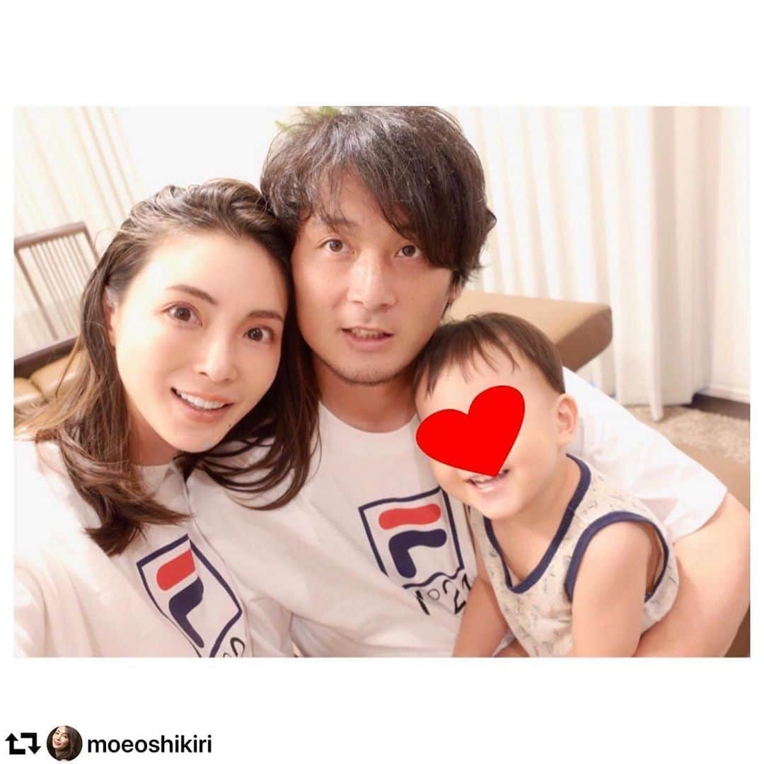 Taki Tanakaさんのインスタグラム写真 - (Taki TanakaInstagram)「Lovely family ♥️  もえちゃんもひでさんも素敵ですね。  こんな風に家族や恋人や友人、大切なひとと一緒に自由にファッションを楽しんでほしい、という思いを込めて作ったのがこのN°21XFILAコレクションです。  もえちゃん♡ありがとう。  @numeroventuno  @fila_japan_official  @iza_official  #instorenow SHOPIZA.com  #thankyou  #押切もえ  #涌井秀章 #息子くんもありがとう #らぶだよ #家族でn21xfila  #夫婦でn21xfila   #repost @moeoshikiri ・・・ たくさんの優しいお言葉をありがとうございます。  最近の家族写真です。  息子も私も、優しくて強くて頼りになるパパが大好き。 これからもずーっと応援していきますよ♪  隠しちゃってるけど、息子はこの時満面の笑みでした。  Tシャツは #n21xfila  （子供用はなかった💦）  ＊明日と来週の火曜日18:00にYouTubeアップします！ お掃除ルーティーンと、渋谷Vlogです。 プロフィールのリンクからぜひ観てね♪  #涌井家 #family  #izastagram」9月18日 9時33分 - tanakataki