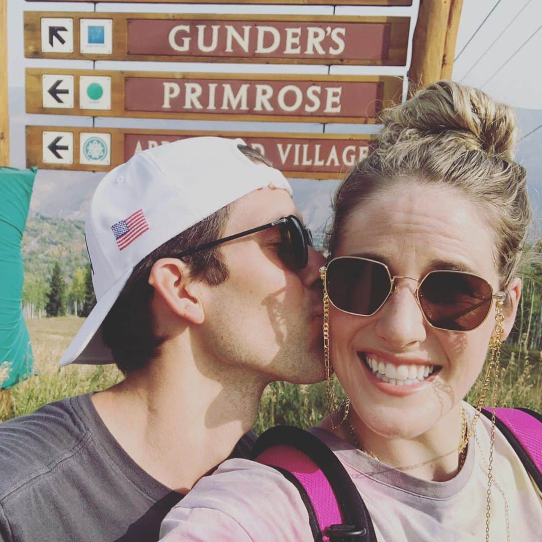 のインスタグラム：「Day 1:  7 mile hike☑️  Nap by the pool☑️ Hole in the wall Hawaiian for dinner in bed☑️  The best quality time with the best person☑️」