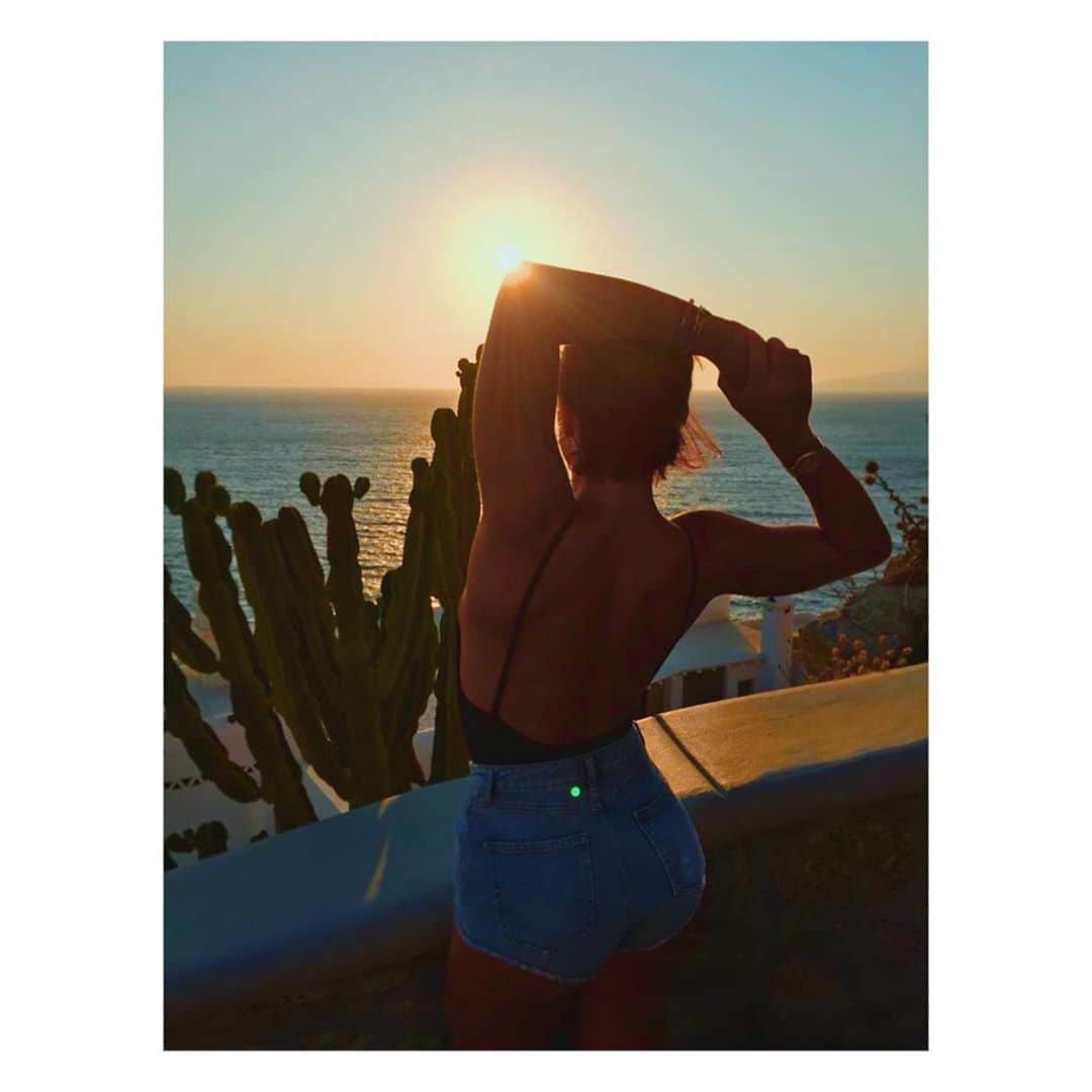 ジュリアナ・パエスのインスタグラム：「#tbt❤️ todo mundo me pergunta quando eu comecei a transição capilar... Daí achei essa foto! Pra me livrar de qualquer processo químico, cortei ali na nuca... nunca tinha cortado tão curto! Bateu arrependimento, desespero, falta de segurar o cabelo que não tinha mais... mas hj, vejo que valeu muito a pena... Essa foto foi numa viagem à Grécia no fim de #totalmentedemais ❤️」