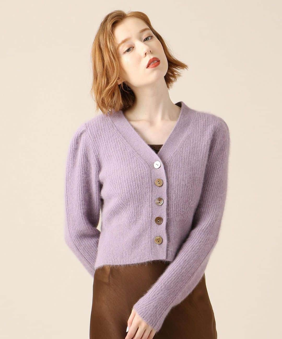 デイシーさんのインスタグラム写真 - (デイシーInstagram)「10月入荷アイテム🤎  ▶︎FOXshortcardigan 　¥14,000+tax color:ivory,moca,pink,lavender  ふわふわと柔らかで暖かな 素材感が魅力のショート カーディガン✨ コンパクトなサイズ感に 袖のタックがワンポイント。 冬に映えるカラバリが コーデのアクセントに…✨  @deicy_official  #deicy #deicypress #mecouture #2020 #preorder #autumn #cardigan #love #fashion #newarrivals #デイシー #ミークチュール #ファッション #ガーリー #秋服 #秋 #ラベンダー #ピンク#モカ #アイボリー#ニット #カーディガン #ふわふわ  #先行予約#新作」9月18日 9時40分 - deicy_official