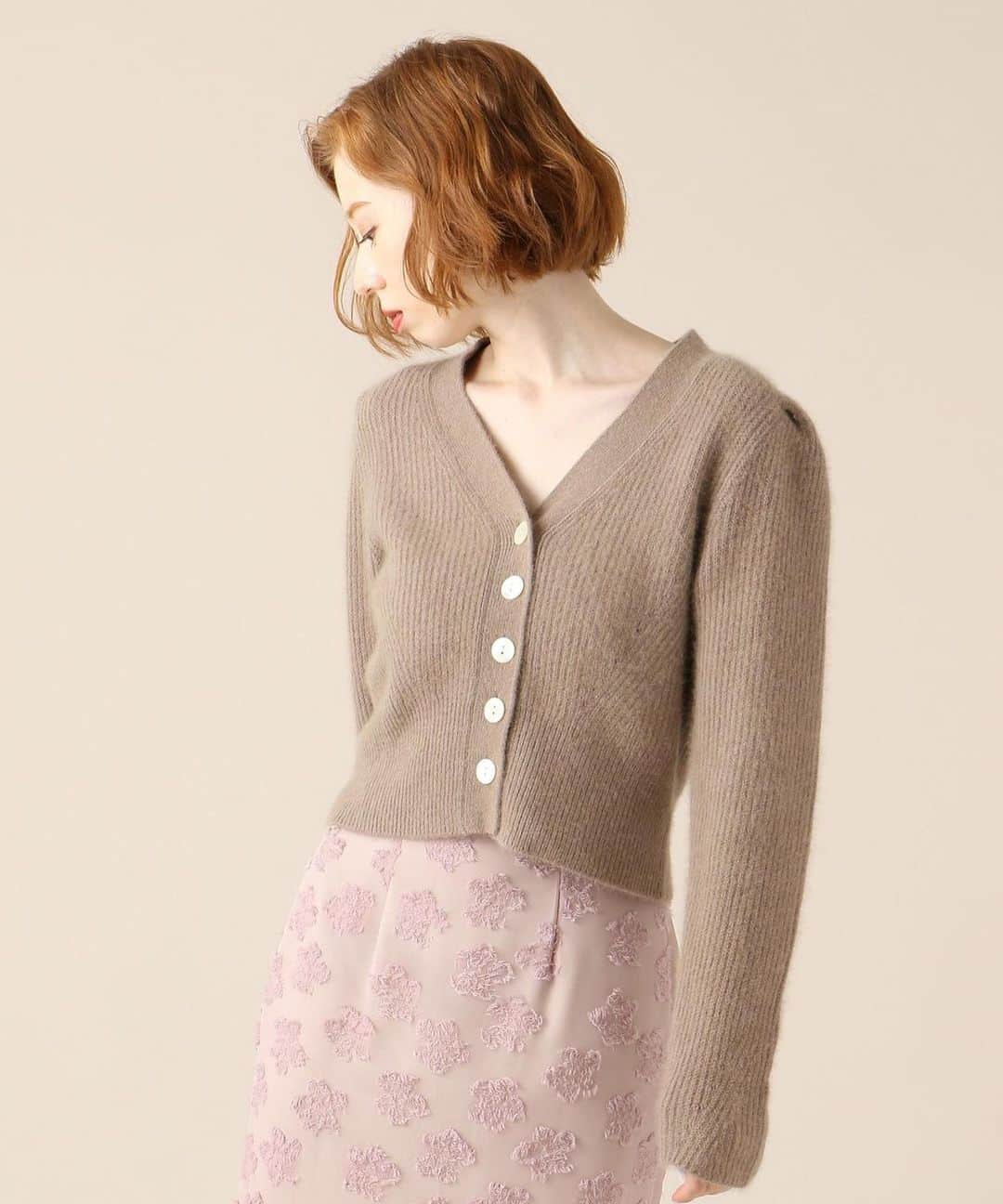 デイシーさんのインスタグラム写真 - (デイシーInstagram)「10月入荷アイテム🤎  ▶︎FOXshortcardigan 　¥14,000+tax color:ivory,moca,pink,lavender  ふわふわと柔らかで暖かな 素材感が魅力のショート カーディガン✨ コンパクトなサイズ感に 袖のタックがワンポイント。 冬に映えるカラバリが コーデのアクセントに…✨  @deicy_official  #deicy #deicypress #mecouture #2020 #preorder #autumn #cardigan #love #fashion #newarrivals #デイシー #ミークチュール #ファッション #ガーリー #秋服 #秋 #ラベンダー #ピンク#モカ #アイボリー#ニット #カーディガン #ふわふわ  #先行予約#新作」9月18日 9時40分 - deicy_official