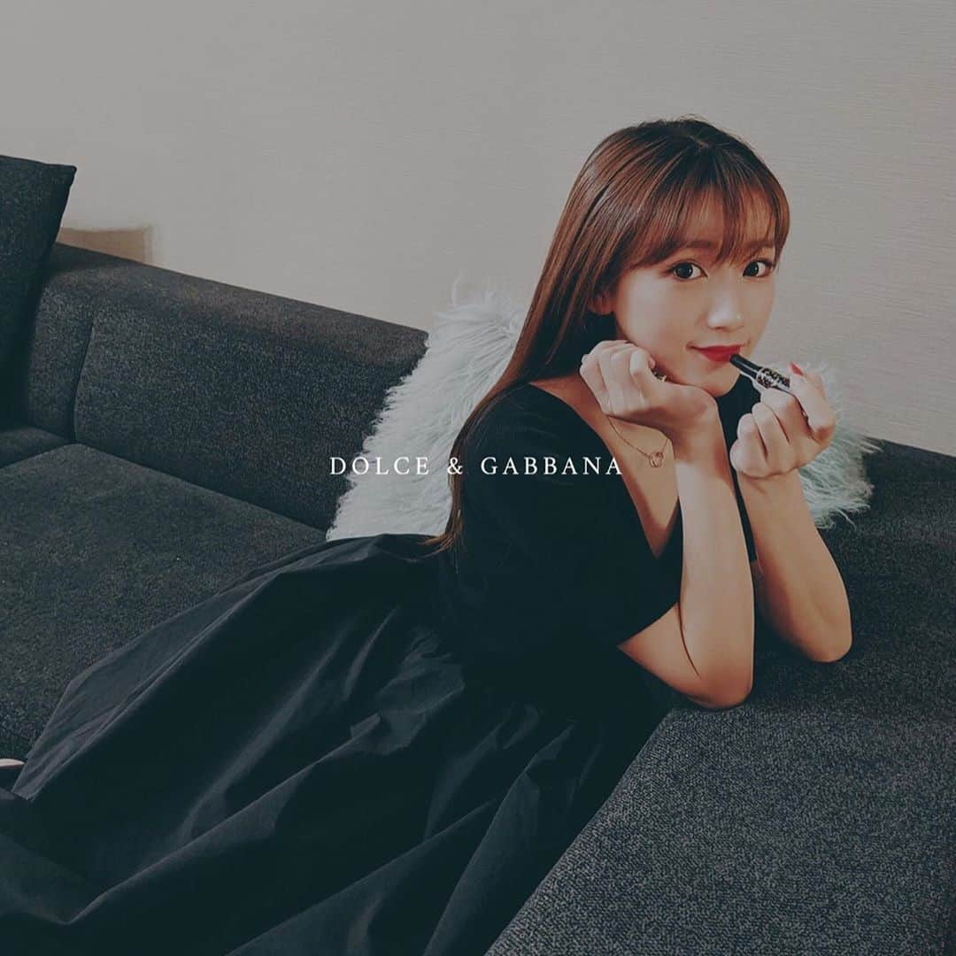 稲川千里さんのインスタグラム写真 - (稲川千里Instagram)「. . DOLCE & GABBANA beautyから9/23に新発売するマットリップペンを一足お先に試させていただきました💋 . マットリップなの？と思うほど滑らかな塗り心地に、一塗りで綺麗な発色❤️顔が一気に引き締まる✨ コロナでリップをする機会が減ったけれど、最近はもうマスクに付くのも気にせず付けてる😂 . #パッションリップ #dgコスメ #ドルチェコスメ #ドルガバコスメ #マットリップ #新発売 #秋顔 #秋リップ #ママライフ #姉妹ママ #dolceandgabbana #beaqueen」9月18日 9時41分 - chiicamera