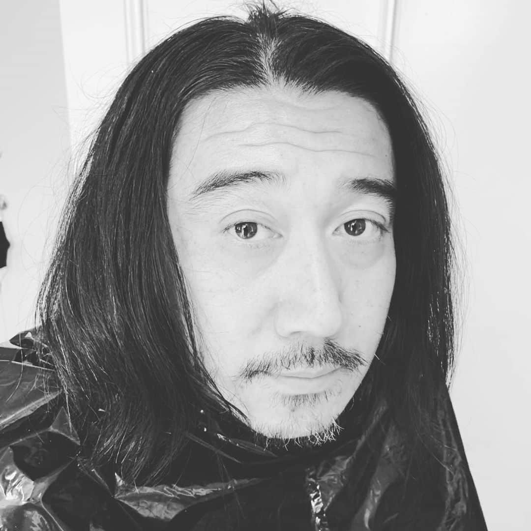 のインスタグラム：「Finally got a hair cut!!  I can feel my head is much lighter. I can move my head much faster and quicker now!   Thank you @yumabastet for chopping my hair!   #haircut #thankyou #longhair  #welcome #shorthair  #fresh #peachboy #canmovemyheadfaster #hairstyle #hairmakeup #barber  #wearing  #garbagebag  #散髪 #短髪  #ロン毛  #ショートヘア  #サッパリ  #ありがとう」