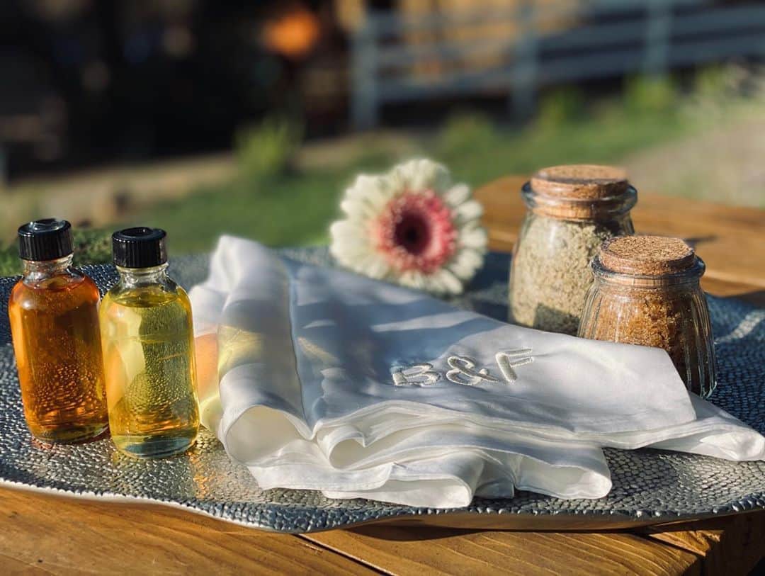 ケリスのインスタグラム：「This is all about love . Loving my skin , loving the time I take just for me to give my body and skin what it needs to bring it back to balance. Loving the purity and quality of products I’ve sourced for my self over time . It’s all love . And loving all the questions I get asked daily about my skin , health and hair routine . So tomorrow Friday 9/18 at 10am pst my first Self care skin loving GOLD MINE box is available for you . Link in bio bountyandfull.com it’s a lifestyle」