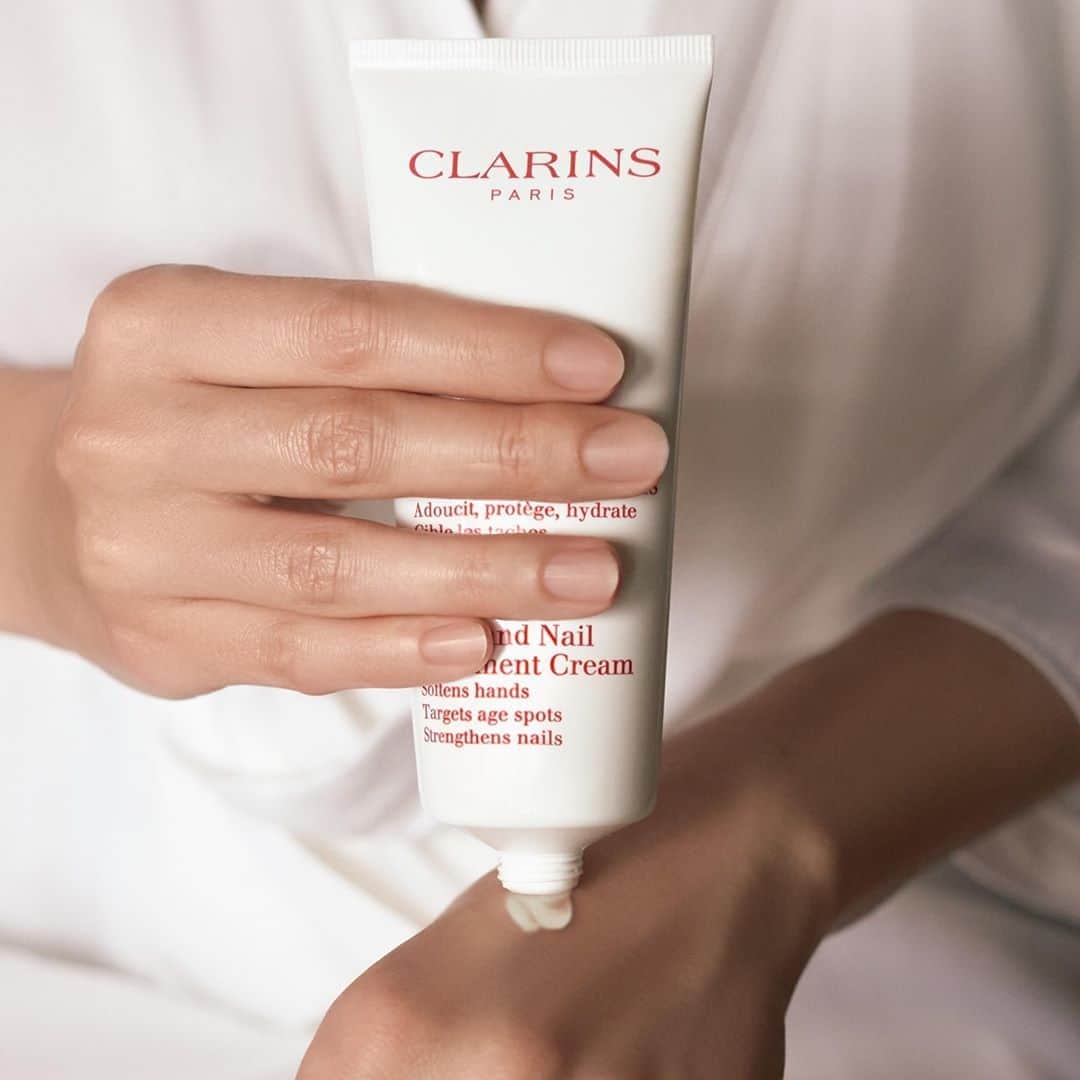 Clarins Canadaさんのインスタグラム写真 - (Clarins CanadaInstagram)「A slight temperature drop and frequent hand washing is enough to get your skin dry and irritated. Bring it softness and comfort with our Hand and Nail Treatment Cream.👏🧴⁣ __________⁣ Quelques degrés en moins et un lavage fréquent des mains peuvent suffire à assécher la peau. Apporter confort et douceur à vos mains avec notre Crème Jeunesse des Mains.👏🧴⁣ .⁣ .⁣ .⁣ #Clarins #ItsAllAboutYou #Hydration」9月18日 9時55分 - clarinscanada