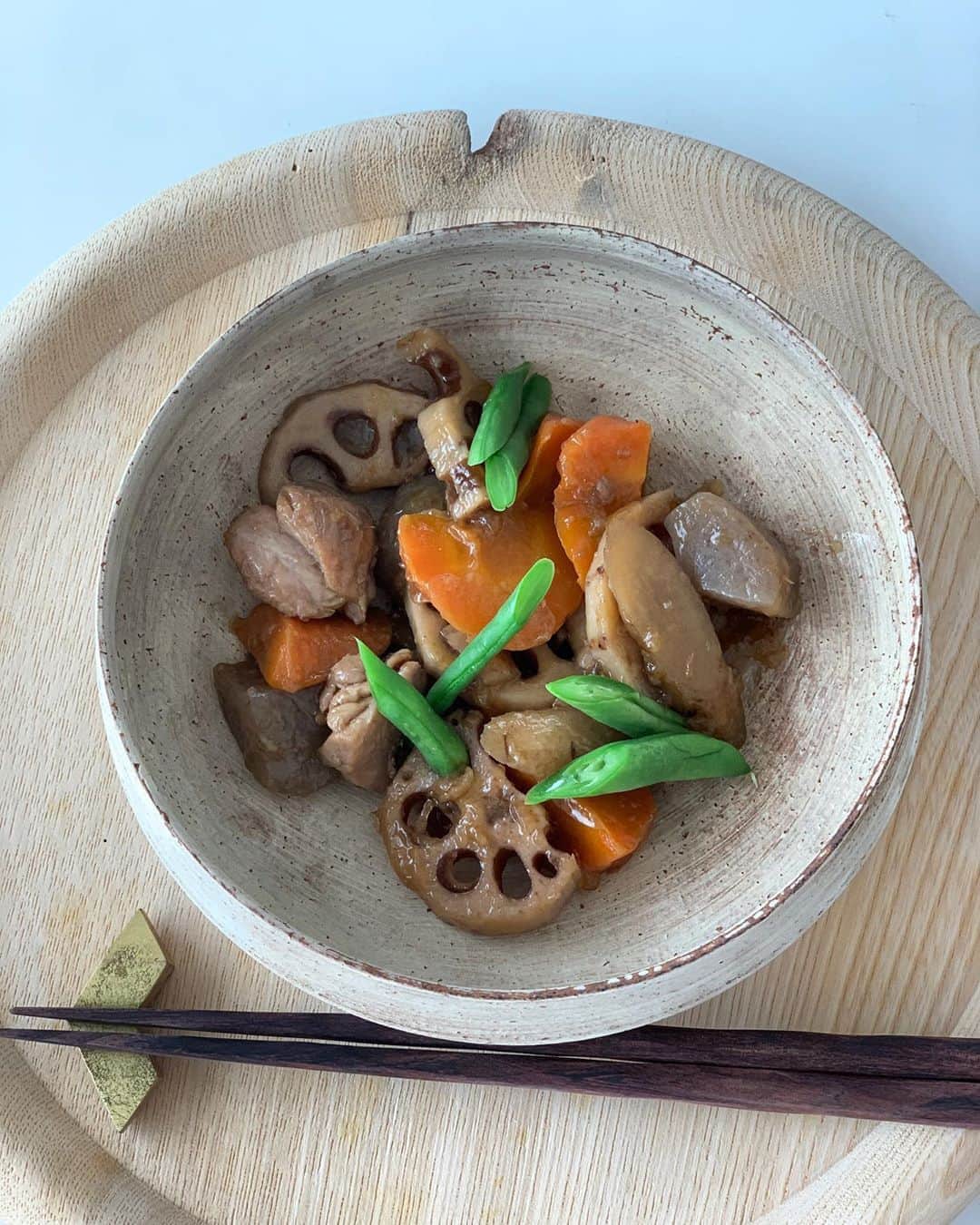 のインスタグラム：「・ ・ 一晩置いた筑前煮 鶏肉のコラーゲンが固まり うまい♡  @akihiro_nikaido さんの器にも馴染む  朝からもりっと食べて行ってきます🚲 ・ ・ #life #おうちごはん #筑前煮」