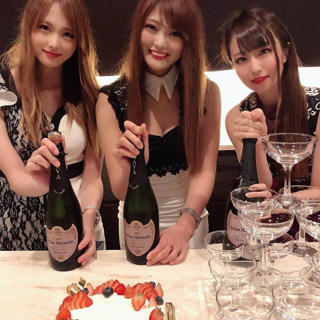 さやかさんのインスタグラム写真 - (さやかInstagram)「さやか💓ここみちゃん💓あっちゃん  宜しくお願いします🙌 新エランドールメンバー🙌  🍾🥂🎂🎁感謝です 🎀happy birthday🎀  雨☔️振りの今日も可愛いメンバーちゃんとターゲットメンバーで待ってます🙌🎀💕💓♥️🙌 🐼いつもありがとうございます♥️皆様イチナナLIVEアプリダウンロード無料です💓さやか０９０４🍉検索🍉‼️出てきます🌈♥️毎朝5時55分から6時半までLIVE配信中🐼🐼毎朝待ってます🥂👗💓🌈🙌あっちゃん♥️Ask♥️も時間帯をずらしてエランドール後イチナナLIVE配信中💁🏼‍♀️こちらも盛り上がってるので是非来てください💕🎉♣️🌈🤍エランドール🎷ＰＭ8:00-ＡＭ1:00です🚨エランドールにも是非遊びに来てください〜✌️🐰💕🌻 #帯広エランドール #帯広E'lan d'or#帯広ラウンジ #帯広スナック#帯広snack #帯広 #十勝帯広 #帯広飲み屋 #帯広写真 #帯広ローヤルプラザビル #北海道 #帯広可愛い #帯広ホステス #帯広飲み放題 #帯広アルバイト募集#帯広アルバイト#帯広求人 #帯広おすすめ #帯広女の子#帯広バイト募集 #帯広オシャレ#帯広グルメ#帯広看板娘#帯広ダンス#帯広オフィスK#帯広祭り#帯広コスプレ#帯広イベント#帯広ターゲット」9月18日 9時51分 - sa0904ya