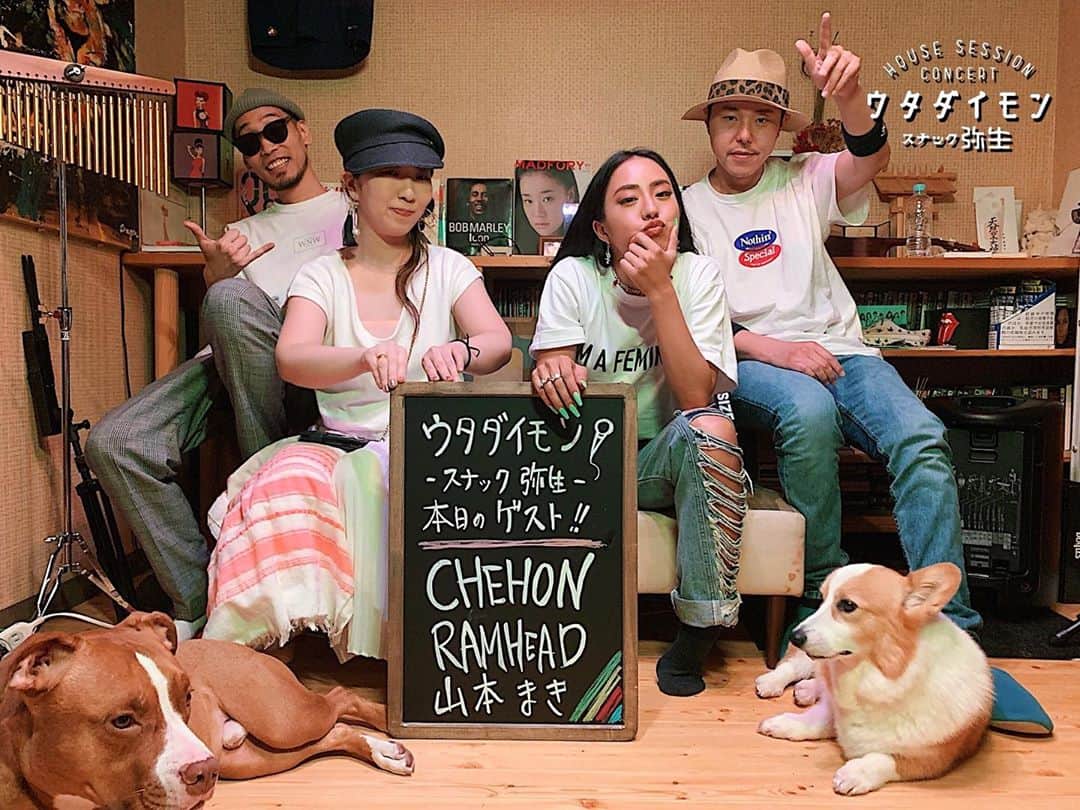 大門弥生のインスタグラム：「House Session Concert Vol.1 ウタダイモン -スナック弥生- ． Guest : CHEHON, RAM HEAD, 山本マキ Thanks : RedHotTV, 三木楽器 ． 音好きが集まる チルな家セッション番組はじまるで🐕💋 ． TONIGHT PM9:00 (JST) YouTube New Series! ． こんな時代だからもっと音楽を楽しもう！ と、自ら音楽セッションバー "ウタダイモン -スナック弥生-" と称してスタジオをオープン。 ． ホストを務める「大門弥生」が 日頃から交流を持つ大好きなアーティストをゲストに呼びお酒を交わしながら好きにフリートークと即興ライブを行う“ハウスセッションコンサート”企画。 ． #YAYOIMAIMONofficialchannel」