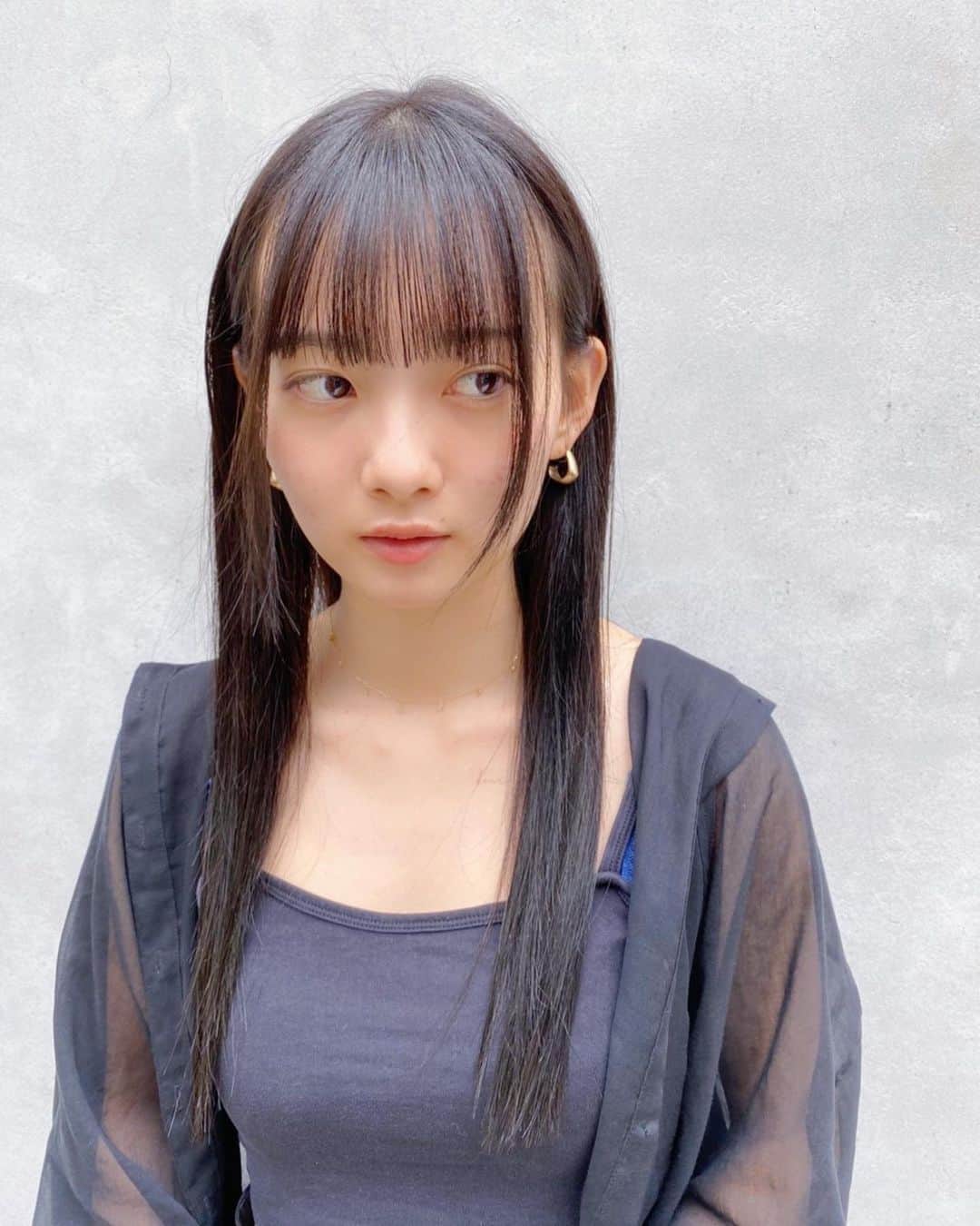 青山舞莉のインスタグラム：「𝐭𝐡𝐚𝐧𝐤 𝐲𝐨𝐮 @kako_hioki  イメチェン✂️  #ミーの毎日 #前髪カット #前髪ぱっつん #黒髪ロング #黒髪 #ロングヘア #ストレート #ヘアスタイル　#ヘアカラー」
