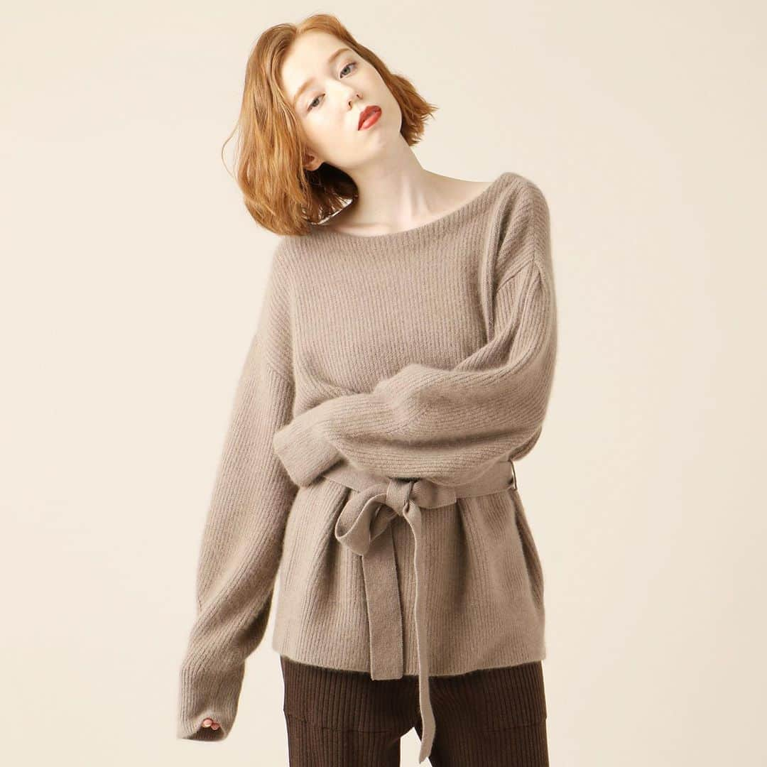 デイシーさんのインスタグラム写真 - (デイシーInstagram)「10月入荷アイテム🤎  ▶︎FOX knitpullover 　¥16,000+tax color:ivory,moca,pink,lavender ※ivoryは後日入荷致します。  大きめにあいた首もとが デコルテを綺麗に魅せ、 女性らしい印象に♡ たっぷりとったボリューム スリーブに少し長めの丈 でヒップも隠してくれます✨ ウエストリボンでキュッと 結ぶとメリハリある 着こなしが叶います💁🏼‍♀️  @deicy_official  #deicy #deicypress #mecouture #2020 #preorder #autumn #knit #love #fashion #newarrivals #デイシー #ミークチュール #ファッション #ガーリー #秋服 #秋 #ラベンダー #ピンク#モカ #アイボリー#ニット  #ふわふわ  #先行予約#新作」9月18日 9時58分 - deicy_official