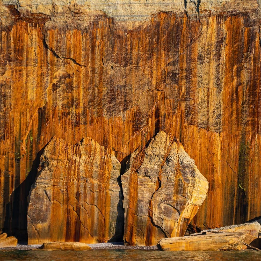 Tim Lamanさんのインスタグラム写真 - (Tim LamanInstagram)「Photo by @TimLaman.  Cliff detail, Pictured Rocks National Lakeshore, Lake Superior, Michigan.  Photographed last month on a camping trip to the Upper Peninsula.  Minerals leeching from the rocks stain the cliffs here into incredible colors.  The constantly eroding rock faces are just like a natural artists palette.  Late afternoon light, and a rare calm Lake Superior helped make the shot possible.  Have you been to this spectacular corner of our country?  I went to college in Michigan, but this year was my first time to visit this area.  It was well worth it! #Michigan #LakeSuperior #PicturedRocks #PicturedRocksNationalLakeshore #UP」9月18日 9時59分 - timlaman