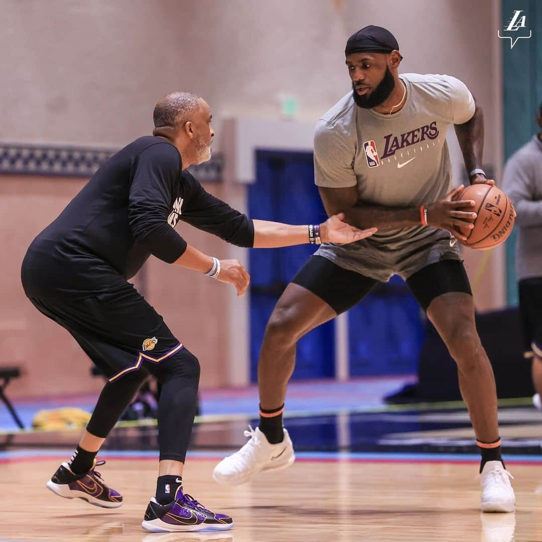 Los Angeles Lakersさんのインスタグラム写真 - (Los Angeles LakersInstagram)「T-minus 24 hours to tip-off ⏲」9月18日 10時00分 - lakers