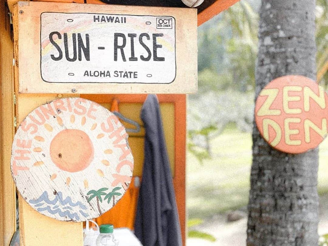 ALOHA☆GIRL 【アロハガール】のインスタグラム：「Thank you🌈  Posted @withregram • @zono.vlog ☀️【 The Sunrise Shack 】☀️  ここはノースショアにあるサンライズシャック☀️ ワイキキにもあります🌴 日本にも進出しましたよね！😆  またコロナ落ち着いたら、 友達とお話ししながら、ゆっくり過ごしたい🥺🌴🧡  #ハワイ　#ハワイ生活　#ハワイ在住 #ハワイグルメ　#ハワイ最新情報 #ハワイ情報　#ハワイ好きな人と繋がりたい #サンライズシャック」