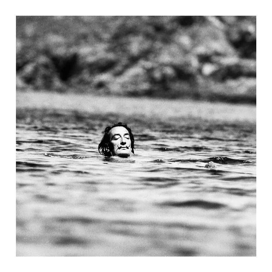 ジェラ・マリアーノのインスタグラム：「Be sure to keep those creative juices flowing people.. earth without [ art ] is just eh 🤸🏽‍♀️」
