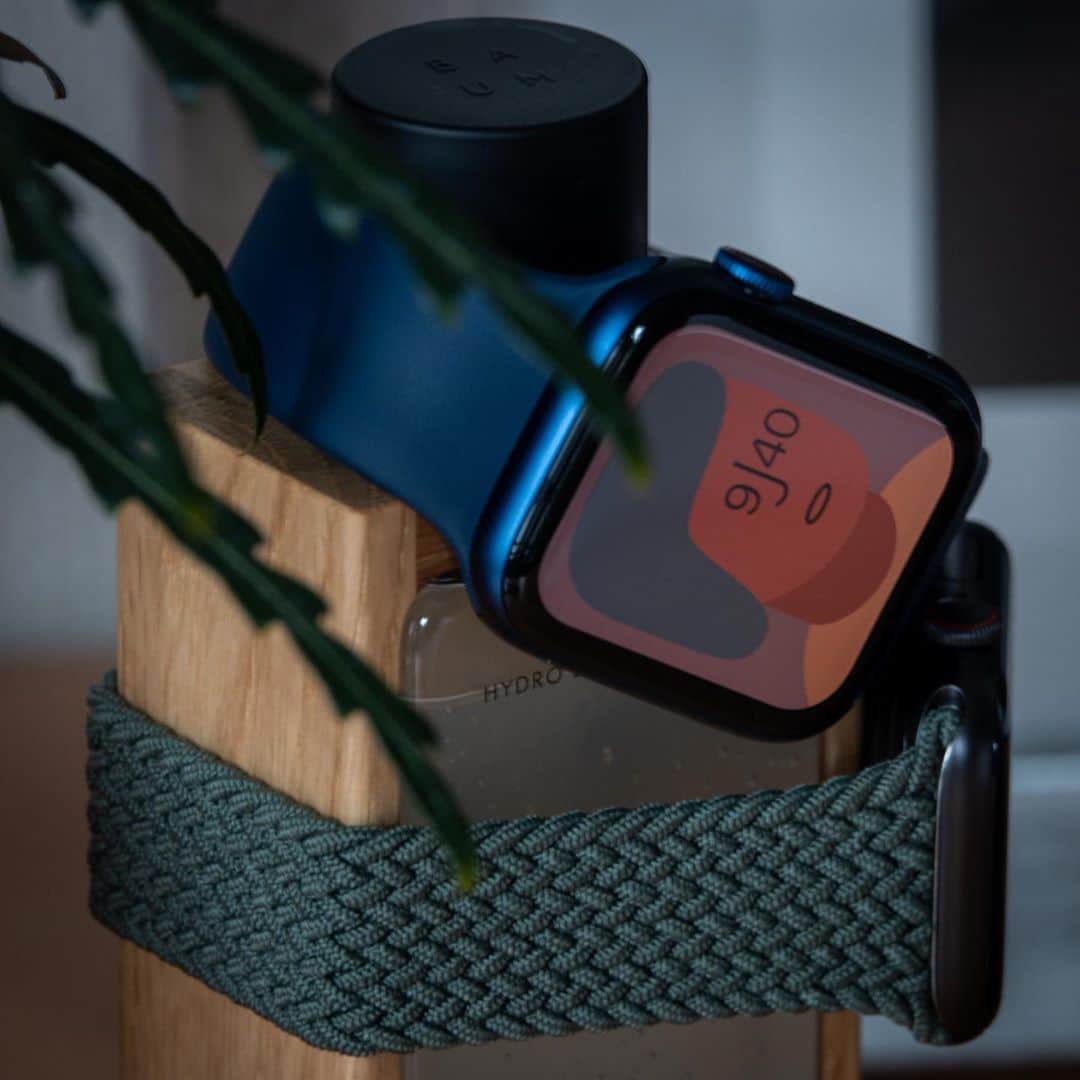 林信行のインスタグラム：「#AppleWatchSeries6 #BlueAlminumCase  #SoloLoop #DeepNavy  #AppleWatchSE #SpaceGreyAlminumCase #BraidedSoloLoop #InvernessGreen  Not necessarily my choices of colours but loaned for review.  https://www.itmedia.co.jp/pcuser/amp/2009/17/news148.html?__twitter_impression=true  featuring #BAUM bottle (my choice!)  I love the #GeoffMcFetridge faces so much that I can’t think of using any other faces any more... Thank you for the great work @mcfetridge」