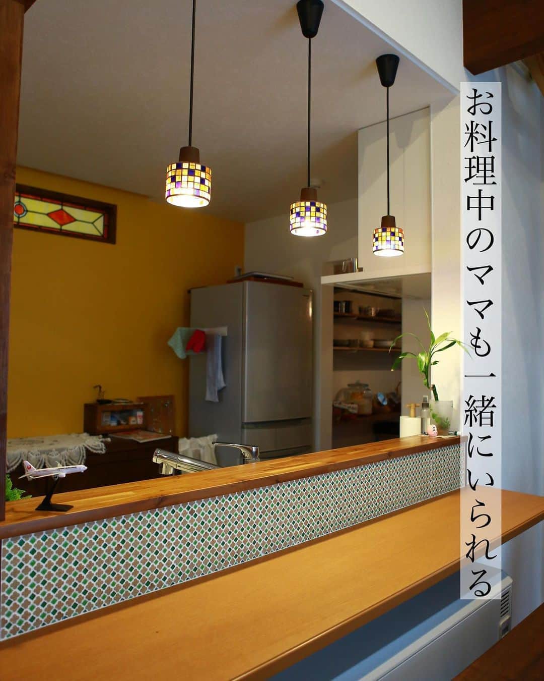homelife 夢を叶える暮らし方のインスタグラム：「【対面式キッチンとカウンター】 . . カウンターキッチンで開放感がアップ！ お料理しながらママも一緒にお話しできます☺️ このカウンターでご飯を食べるもよし、お子様のお勉強スペースにするのも◎ 3つ並んだペンダントライトが可愛い！ . . こちらのお家はアーキホームライフのお施主様邸の施工写真です。 その他の施工写真は、 @homelife_gallery のURLからご覧いただけます。 . 家づくりの資料請求はコチラから @homelife_shiryou . . #キッチン #パントリー #カウンター #パントリー収納 #対面キッチン #ステンドグラス #キッチンインテリア #キッチン収納 #キッチンカウンター #かわいい #マイホーム計画 #ローコスト住宅 #マイホーム #夢のマイホーム #間取り #シンプルな暮らし #暮らしを楽しむ #注文住宅 #自由設計 #デザイン住宅 #リノベ #リフォーム  #homelife_京都 #homelife_大阪 #homelife_兵庫 #ホームライフ #ホームライフ100 #アーキホームライフ #グランピング #ベランピング」