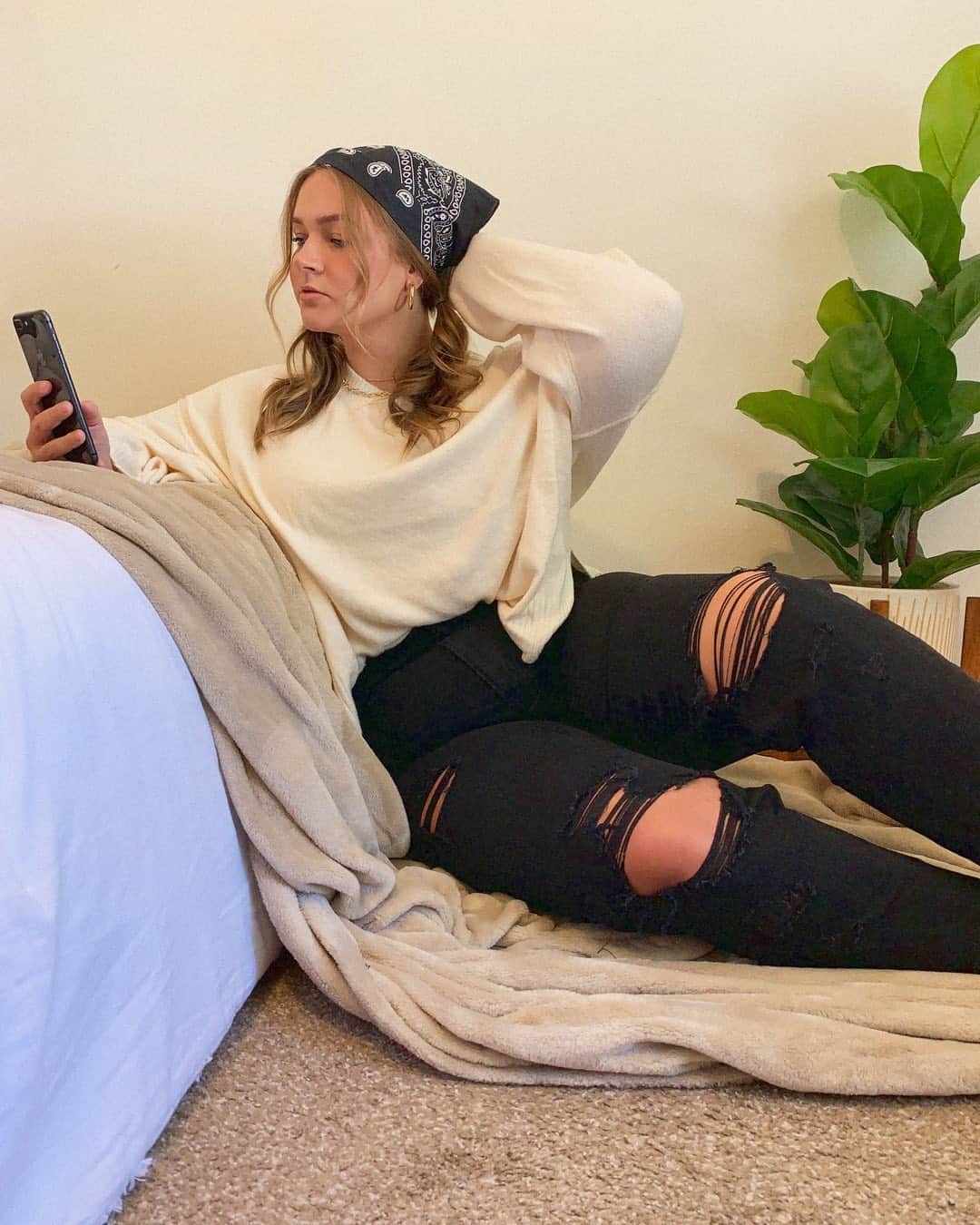のインスタグラム：「“Mom Jeans are my favourite jeans to wear! They make me feel like the cool girl I always wanted to be when I grew up!"   Same girl, same. How do your Mom Jeans make you feel? Tell us in the comments! @lilybellblogs」