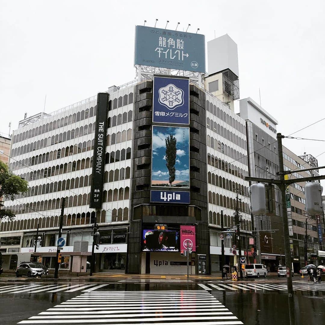 橋本塁さんのインスタグラム写真 - (橋本塁Instagram)「おはようございます！朝ラン終了！ 今日は雨で涼しくて走りやすかったです！ひたすら狸小路を往復ランニング。 心身共に健康で 札幌写真展&STINGRAY2日目。 11-21時 AIR-G生出演(12:30過ぎから)！  #stingrun #朝ラン #玉ラン #adidas #adidasultraboost  #run #running #ランニング　#心身ともに健康に #counteraction #カウンターアクション #山岡家 #札幌　#sapporo #北海道 #札幌ランニング」9月18日 10時28分 - ruihashimoto