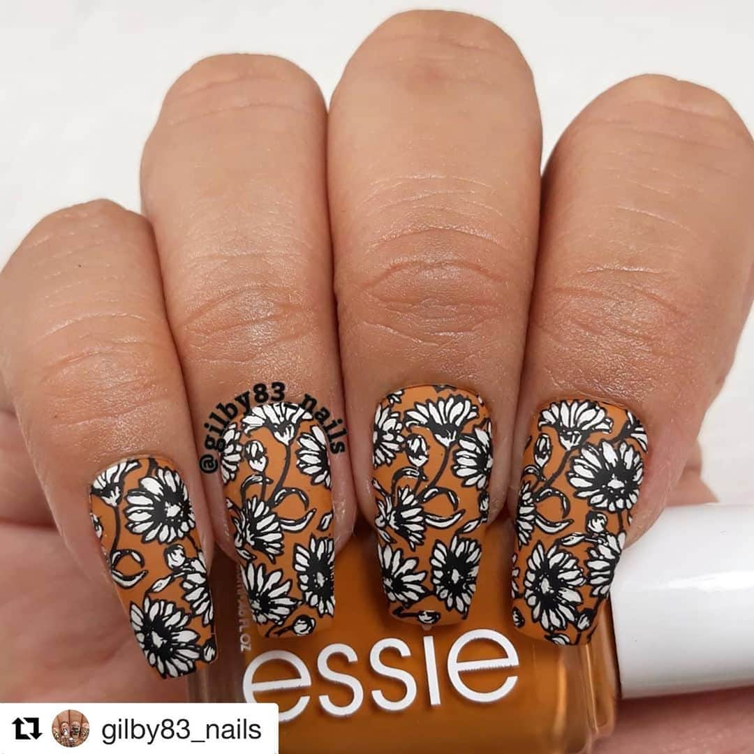 Nail Designsさんのインスタグラム写真 - (Nail DesignsInstagram)「Credit: @gilby83_nails  ・・・ New mani Thursday and these feel like fall vibes. 🧡💅🏾🧡 . . Plate Usee: @linanailartsupplies - Let's Doodle 03 . Polishes Used: @essie - Kat-Tan @officialpureice - Super Star @opi_professionals - Matte Top Coat @hellomaniology - Straight Up Black  @hellomaniology - Sticky Base Coat  @hellomaniology - Smudge Free Top Coat  @unicornmagicskincare - Gummy Bear Scent Cuticle Oil . . #ManiologyAmbassador #Nails💅🏽 #NailObsession #UberChic0to10k #Pueen #Maniology #ManiXMe #WhatsUpNails #NailsDesign #NailPolishAddict #IHeartNailPolish #ILoveNailPolish #NailsOfTheDay #PolishAllTheNails #NailStamping #NailItDaily #NailStampingArt #NailArtWow #StampAllTheNails #StampedNails #NailsOfInstagram #Nailstagram #Nailfie #ForYou #ISND #InternationalStampingNails #NailSpaFeature #AutumnNails #FallNails」9月18日 10時28分 - nailartfeature