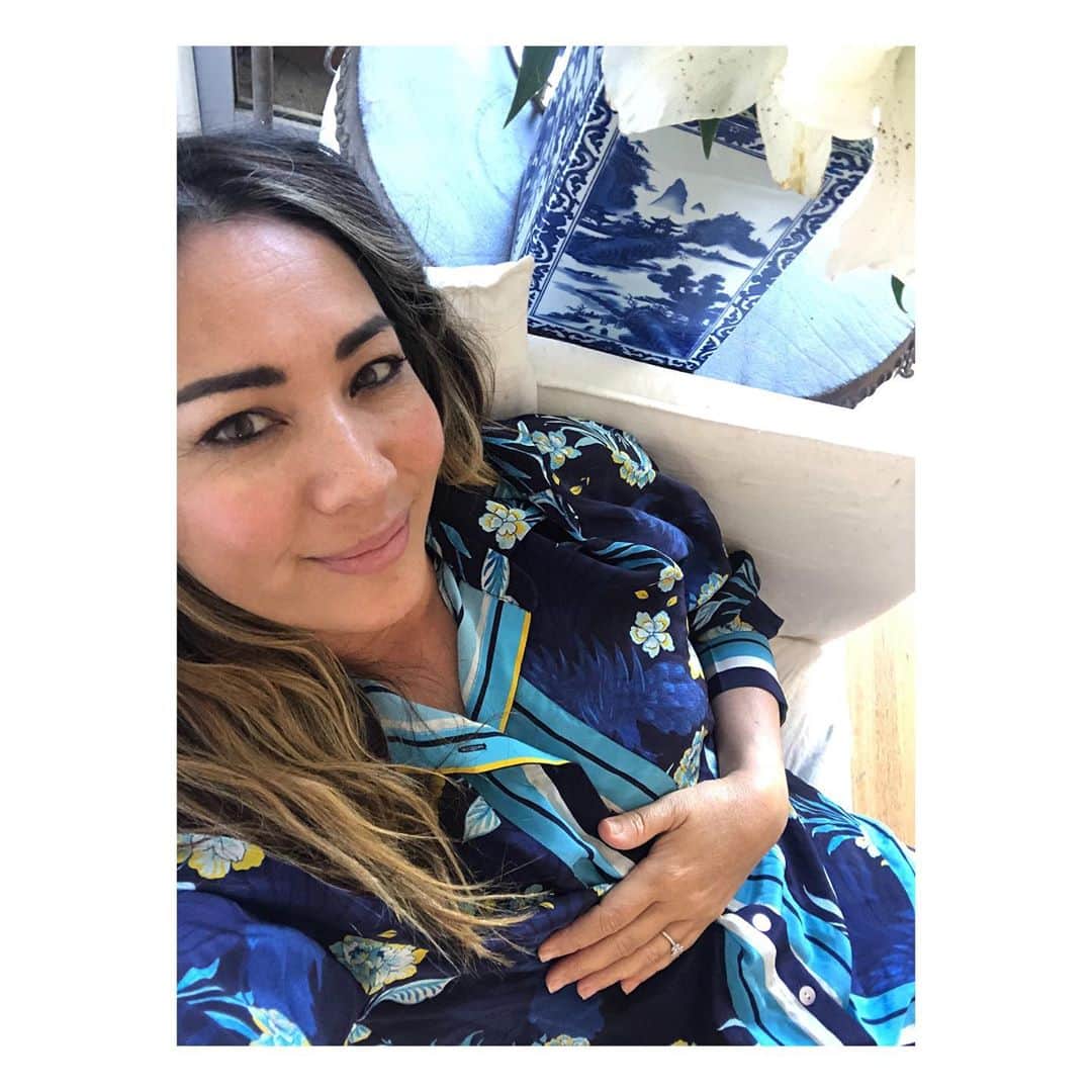 のインスタグラム：「FRIDAY THREADS 🧵Teaming our Wallflower silk shirt with navy leather pants today and flats for a casual-luxe vibe. I love the breathability and softness of silk and the versatility of our leathers which can be dressed up or down. The leathers are almost sold out with last few on sale in black, navy and mustard. Tap Image to start shopping at our e-boutique in AUD, US, HK$, €, £ • Global Ship • AFTERPAY • Returns Magic • Flat international ship rate of $14.95 • Free ship for AUD and NZ orders over $300 • Express ship options ✈️   #cocoribbon #casualluxe #chinoischic #elevateyoureveryday」