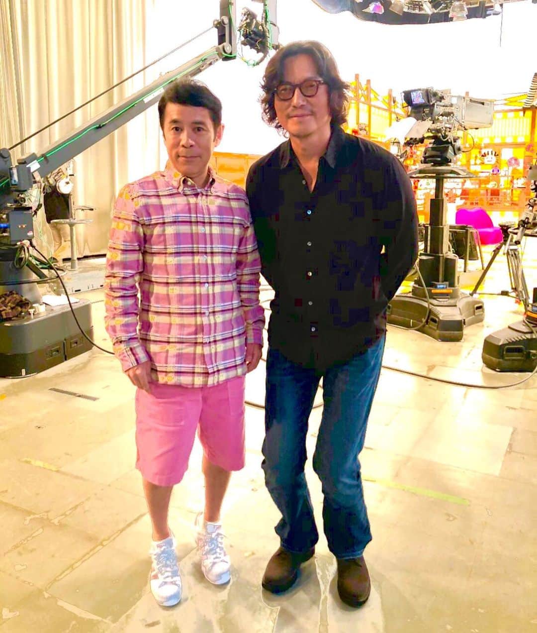 岡村隆史のインスタグラム：「膝 写真を撮るのに身長あわせてくれた豊川悦司さん。優しい。  #チコちゃんに叱られる」