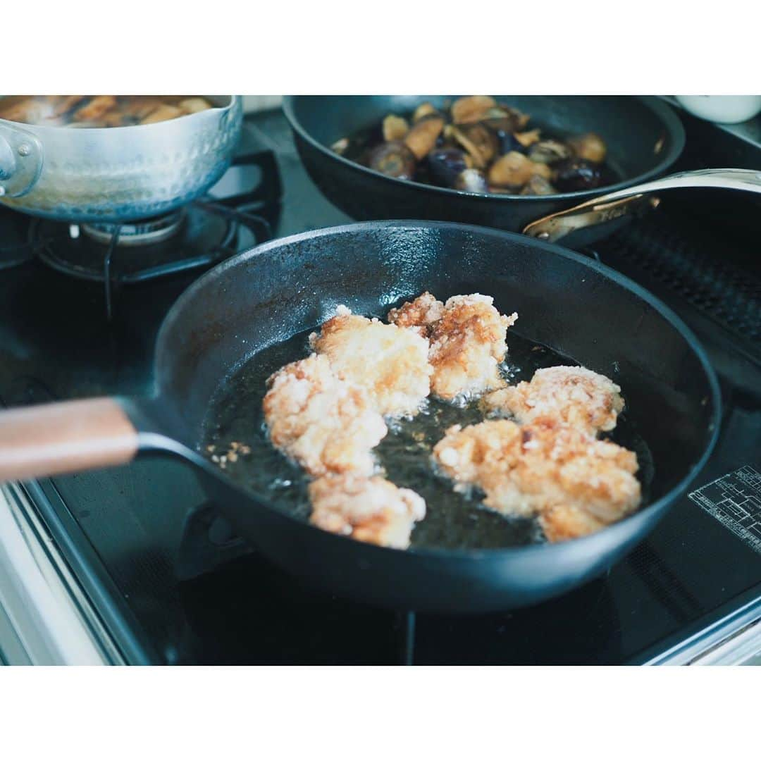 高山都さんのインスタグラム写真 - (高山都Instagram)「最近ちゃんとご飯を作ってなかったなーと昨日走りながら(12km気持ちよかった！)ふと反省して、そのままスーパーへ。 夕方鶏肉を下味に漬け込んで冷蔵庫へ。お出汁もとっておいた。 起きたら炊飯器でご飯(玄米白米1:1)が炊けてて、しめじと焼いた揚げと三つ葉の味噌汁、ナスと新生姜の甘辛炒め煮とかおかひじきの梅和えを作ったりつつ、お肉に片栗粉をつけて揚げた。 しめて、30分くらいで完成。 ちょっとだけ丁寧に作ったごはんは、やっぱり美味しい。 時々、ふーっと力を抜くのって必要だな。 トゲトゲ🦔みやこ解放した朝。 #みやれゴハン」9月18日 10時36分 - miyare38