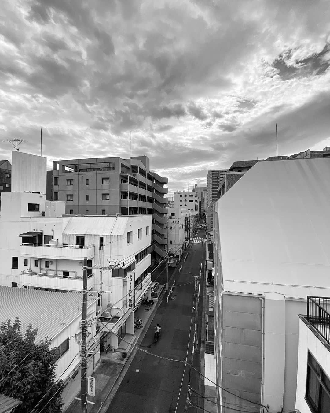宍戸開さんのインスタグラム写真 - (宍戸開Instagram)「#streetphotography #storyofthestreet #streetoftokyo #streetcinematography #kaishishido #iphone11pro #photography #photographer #photooftheday #companytank」9月18日 10時37分 - kaishishido