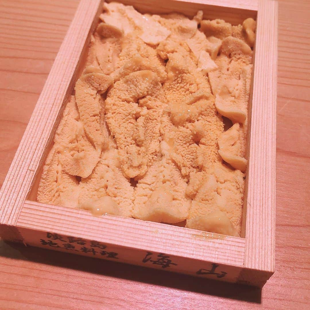 平井喜美さんのインスタグラム写真 - (平井喜美Instagram)「📍地魚料理　海山﻿ ﻿ 淡路で美味しいお店♡﻿ 由良の雲丹、やっとホンモノに出会えた♡﻿ ﻿ さすが大阪の予約の取れない🍣名店にいれてるだけある、最高でした♡﻿ ﻿ ワカメとアワビの肝鍋や穴子のオランダ煮、天ぷらも美味しかった🤤﻿ また行きたいお店です🙆‍♀️﻿ （↑必ずやゆく）﻿ ﻿ #海山﻿ #地魚料理海山 #由良のウニ #淡路島グルメ」9月18日 10時48分 - yoshimi1111