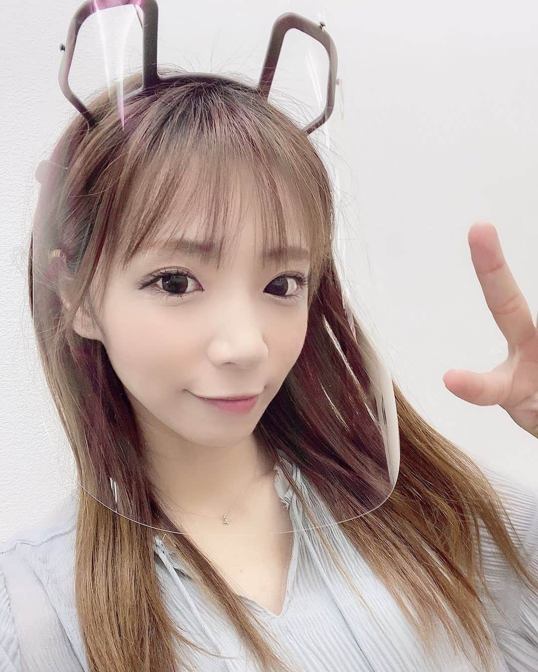石田亜沙己のインスタグラム：「猫耳フェイスシールド🐱 曇らない素材だから完璧！  色々変わる時なのかな。 色んなものを見て取り入れて複雑な頭になって…。不器用だからからまわって。 勝てない日々が続いて、段々とわからなくなってそれでもリーグ戦、桜花と対局は続いての繰り返しだった。ダメでもすぐプラスするから大丈夫、マイナスはしないの自信は少しなくなったかもしれない。 でも不調が長く続くとそうゆう時もあるって今までは割り切れなかったけど、そうゆう時もある、ダメな時をどう過ごすかでその先はきっと違うはずと思えるように気持ちの整理がついた。  色々反撃するその時までパワーをためよう！ ブレイブイン！  #猫耳  #フェイスシールド  #キョウリュウジャー」