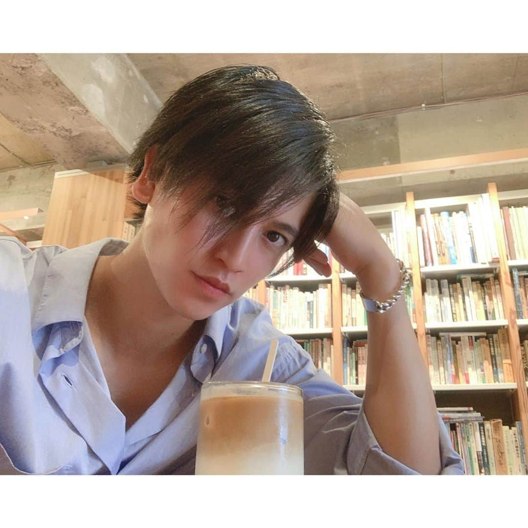 仲田克也さんのインスタグラム写真 - (仲田克也Instagram)「おはよー☀️ 最近はカフェラテがマイブーム☕️🥛 ・ ・ #おはよう #カフェ #カフェラテ #マイブーム #カフェイン #珈琲 #エスプレッソ #ミルク #ブックカフェ #本 #古本 #撮影 #待ち #gm #morning #cafe #cafelatte #coffee #milk #espresso  #bookcafe #oldbooks #fashion #photography #waiting」9月18日 10時50分 - minatoisshiki