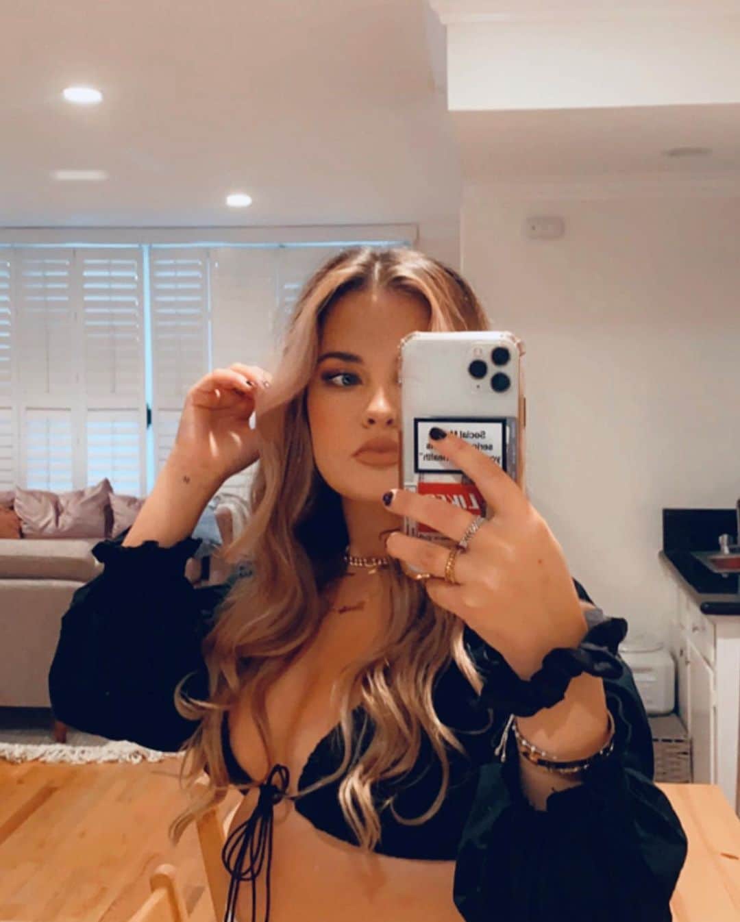 Brooke Marie Hylandのインスタグラム：「Friendly reminder to always tell your loved ones just how loved they are 🖤」