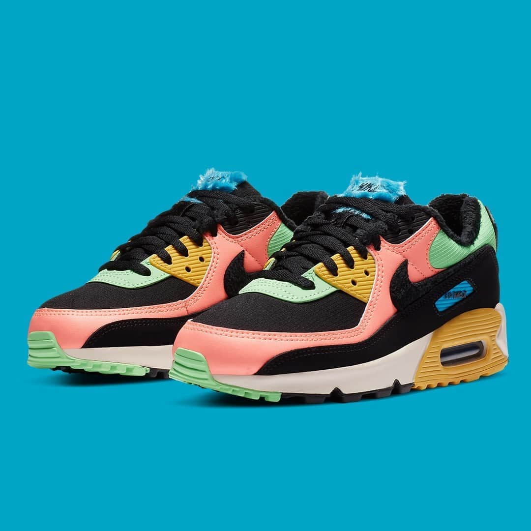 Sneaker Newsさんのインスタグラム写真 - (Sneaker NewsInstagram)「Keep snug and cozy with this fur-lined Air Max 90. The faux material is also utilized on the tongue and Swoosh for an even fuzzier effect. Link in bio for a closer look.」9月18日 11時01分 - sneakernews