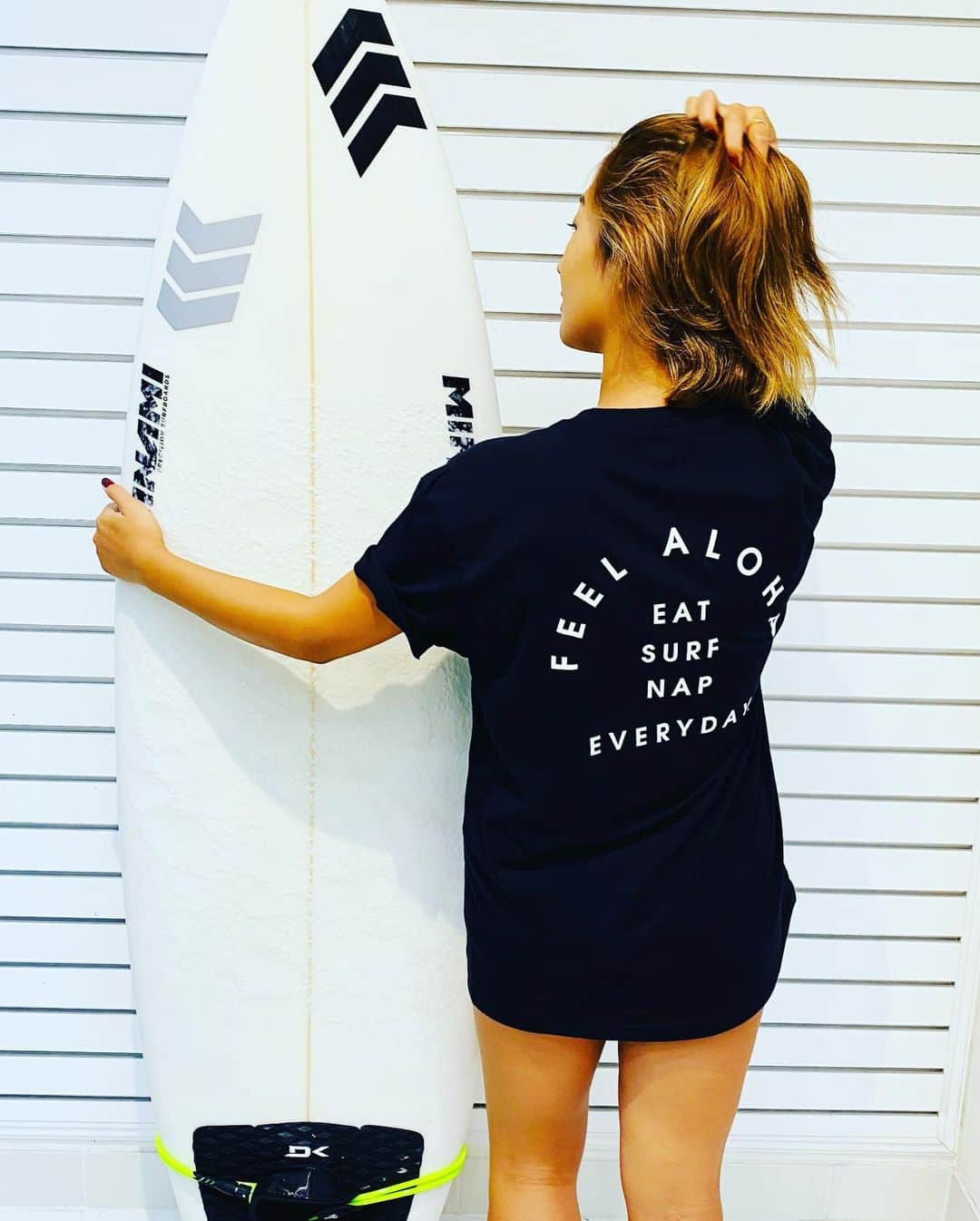 Lilly and Emmaさんのインスタグラム写真 - (Lilly and EmmaInstagram)「. . 🌺ハワイ限定🌺 リリエマオリジナルEAT/SURF/NAP Tシャツ🌴 . ハワイ店で大人気のTシャツが今だけリリエマECサイトにて販売中‼️‼️ . シンプルだけどハワイを感じられるフレーズが可愛い😆💕 食べて、サーフィンして、お昼寝をする毎日☺️🌴 この1枚にギュッとハワイがつまってます🤙🌺 . 男性にも人気のブラックもございます🎶 . 是非、チェックしてみてください😁✨ . #lillyandemma #hawaii #feelaloha #instagood #tshirt #love #happy #eat #surf #nap #aloha #リリエマ #ハワイ #tシャツ #ハワイ好き #ハワイ好きな人と繋がりたい」9月18日 11時06分 - lilly_emma_hawaii