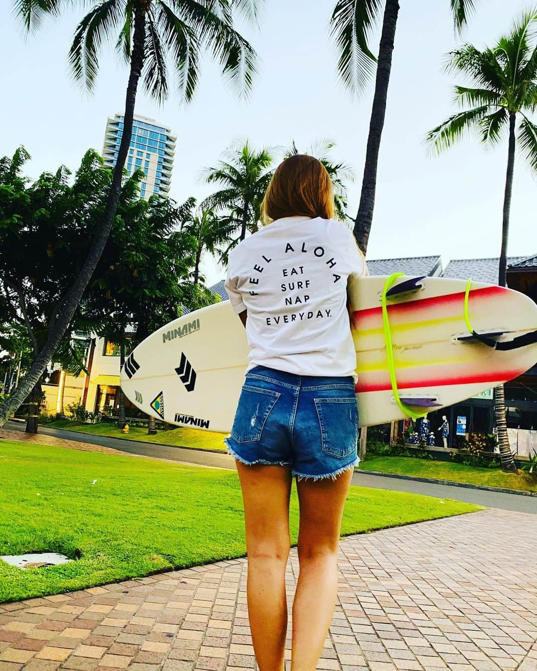 Lilly and Emmaさんのインスタグラム写真 - (Lilly and EmmaInstagram)「. . 🌺ハワイ限定🌺 リリエマオリジナルEAT/SURF/NAP Tシャツ🌴 . ハワイ店で大人気のTシャツが今だけリリエマECサイトにて販売中‼️‼️ . シンプルだけどハワイを感じられるフレーズが可愛い😆💕 食べて、サーフィンして、お昼寝をする毎日☺️🌴 この1枚にギュッとハワイがつまってます🤙🌺 . 男性にも人気のブラックもございます🎶 . 是非、チェックしてみてください😁✨ . #lillyandemma #hawaii #feelaloha #instagood #tshirt #love #happy #eat #surf #nap #aloha #リリエマ #ハワイ #tシャツ #ハワイ好き #ハワイ好きな人と繋がりたい」9月18日 11時06分 - lilly_emma_hawaii