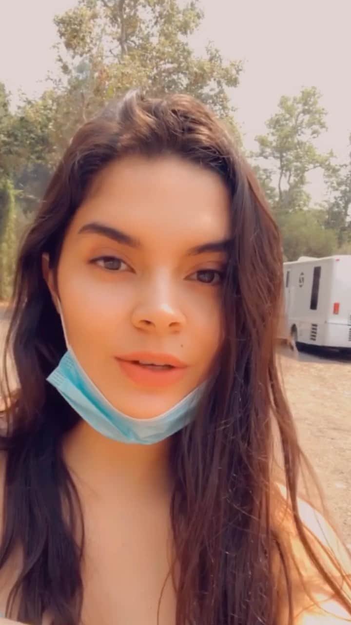 パオラ・ポーリンのインスタグラム：「Hey you ! Welcome back ❤️🥳! Get ready to see all the behind the scenes on set in the middle of a pandemic and how different a set is because of it 🎥🙌!. #empaowermentwithpao  -  Please comment all  your thoughts and what you want to see on the next episode ?? Reading them now !👇 -  Hey tú ! ¡Bienvenido de nuevo ❤️! ¡Prepárate para ver todo el detrás de Camaras en medio de una pandemia y lo diferente que es un set en medio de esto!🎥🙌 - Comenta lo que piensas y lo que quieres ver en el próximo episodio. ¡Los leo ahora! 👇」