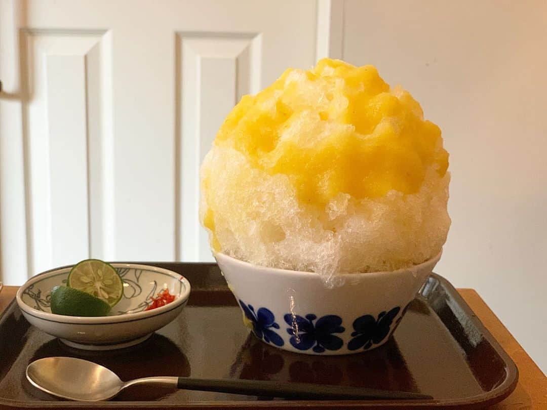 のインスタグラム：「デパチェ風カキ氷  パイナップルの皮を発酵させて作るメキシコのドリンクをイメージ。 島唐辛子と金柑ライムが添えられています  ふわふわパインはクセもなく美味しくって、ほのかに発酵の酸味。 金柑ライムは絞ったあとかじかじして全部食した 島唐辛子、かっら！というより、金柑ライムの酸っぱいのと混ざると爽やかな炭酸飲んでる時みたいな爽快感。 おいしー！  #かき氷#かき氷🍧#おやつ#sweets#shaveice#ごはん」