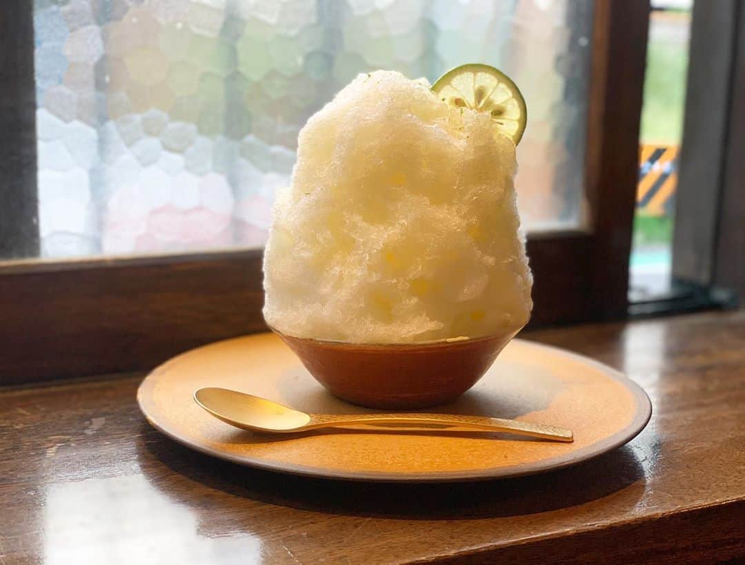 のインスタグラム：「かぼすとクリームチーズ  さっぱりしたかぼすと、 さらっとしたクリームチーズで全体にたっぷりシロップ。 美味しい！ 好きだなぁ もうすこしお求め易い価格だったら通うんだけどな…  落ち着いた空間と静かな雰囲気 そこに価値をおくお店  そしてこんにゃく寿司も美味しい  #かき氷#かき氷🍧#おやつ#sweets#shaveice#ごはん」