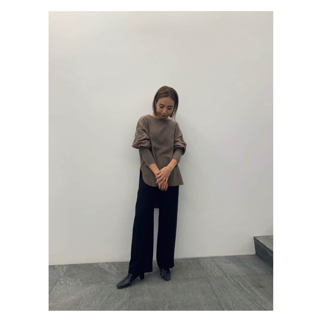 ETRÉ TOKYO ストアさんのインスタグラム写真 - (ETRÉ TOKYO ストアInstagram)「@etretokyo   Staff：ルミネ新宿店 ﻿ Misaki 156cm 【etretokyo_misaki】﻿ ﻿ #プロダクトダイ2wayサーマルプルオーバー﻿ ￥16,000 + TAX﻿ 着用：BROWN﻿ ﻿ #センタープレスウールワイドパンツ﻿ ￥19,000 + TAX﻿ 着用：BLACK / S﻿ ﻿  ETRÉ TOKYOの得意とするサーマルプルオーバー。今回はリサイクルコットンを採用し、パッチを施すことで、ビンテージ感のある一枚へと仕上がっております。 前後2wayで着用できる為、コーディネートもマンネリ化せず、いろんな表情でお楽しみ頂けたます。  #etretokyo#etre#fashion#ootd#outfit#coordinate#casual##etretokyo_staff_ootd#2020ETRE_AW﻿ #エトレ#エトレトウキョウ#シンプルコーデ#大人コーデ#大人カジュアル  #ルミネ新宿#秋トップス#サーマル#サーマルトップス」9月18日 11時18分 - etretokyo_store