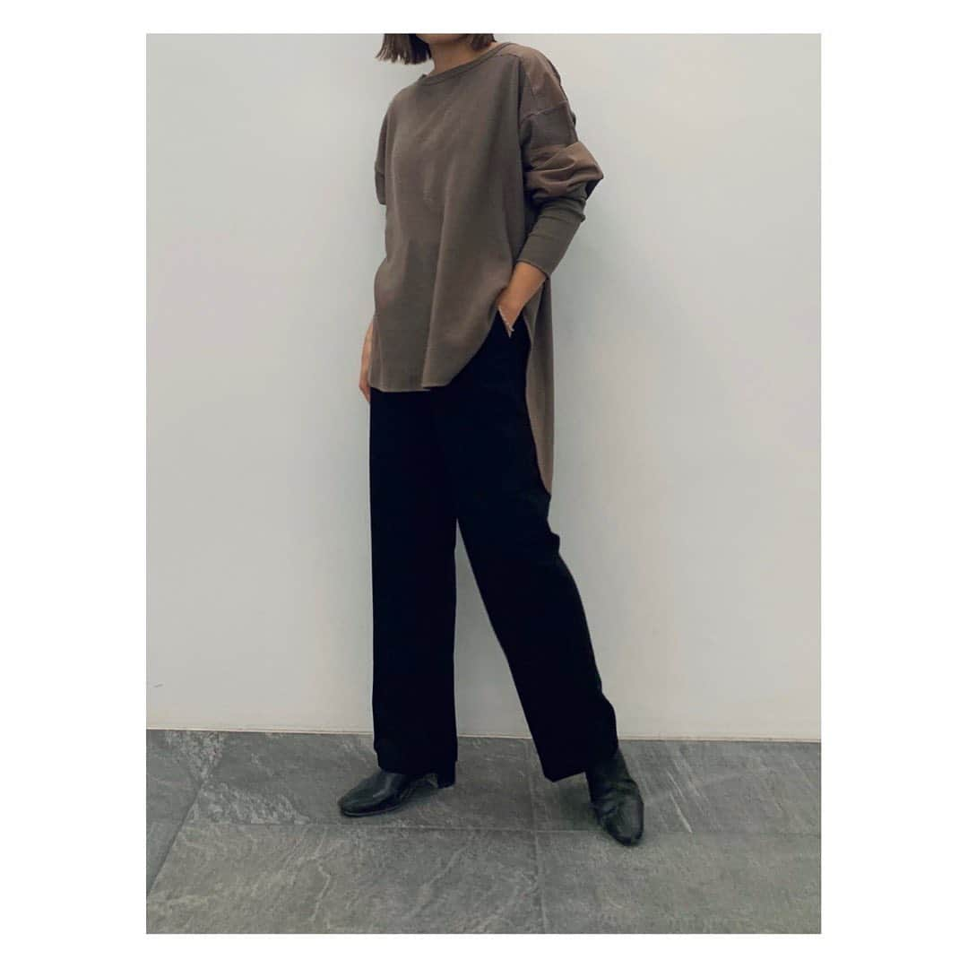 ETRÉ TOKYO ストアさんのインスタグラム写真 - (ETRÉ TOKYO ストアInstagram)「@etretokyo   Staff：ルミネ新宿店 ﻿ Misaki 156cm 【etretokyo_misaki】﻿ ﻿ #プロダクトダイ2wayサーマルプルオーバー﻿ ￥16,000 + TAX﻿ 着用：BROWN﻿ ﻿ #センタープレスウールワイドパンツ﻿ ￥19,000 + TAX﻿ 着用：BLACK / S﻿ ﻿  ETRÉ TOKYOの得意とするサーマルプルオーバー。今回はリサイクルコットンを採用し、パッチを施すことで、ビンテージ感のある一枚へと仕上がっております。 前後2wayで着用できる為、コーディネートもマンネリ化せず、いろんな表情でお楽しみ頂けたます。  #etretokyo#etre#fashion#ootd#outfit#coordinate#casual##etretokyo_staff_ootd#2020ETRE_AW﻿ #エトレ#エトレトウキョウ#シンプルコーデ#大人コーデ#大人カジュアル  #ルミネ新宿#秋トップス#サーマル#サーマルトップス」9月18日 11時18分 - etretokyo_store