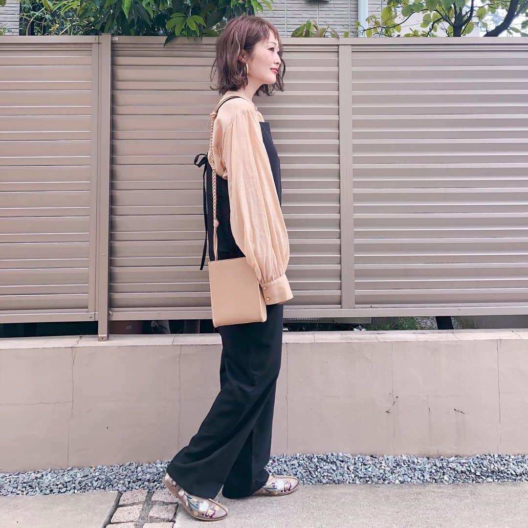 Kikuno Sayumiさんのインスタグラム写真 - (Kikuno SayumiInstagram)「〻salopette style〻 ・ ・ ・ 大人サロペットコーデ𓇢 後ろのリボンが可愛いサロペは @a.t_official.jp のもの☺️ ラインもキレイで大人っぽく履ける！ シースルーシャツをインしてみたよ🤍 ・ 今季気になってた#チャイナシューズ は @heart_action のもの🐼 意外と合わせやすいし刺繍がポイントになって可愛い♡♡ ・ ・ #ファッション#コーデ#fashion#ママ#ママコーデ#プチプラコーデ#大人カジュアル#ヘアアレンジ#大人可愛い#ジユジョ#옷스타그램#シンプルコーデ #ママリ#ママリファッション#lucrajp#夏コーデ#オン眉#ヘアスタイル#ヘアアレンジ#赤ちゃんのいる生活#サロペットコーデ #at#atスナップ#大人サロペット」9月18日 11時30分 - sayumikikuno