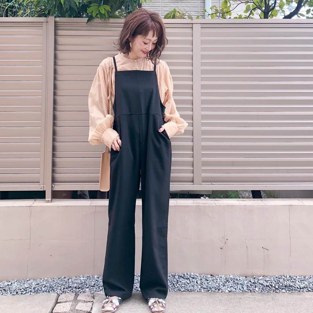 Kikuno Sayumiさんのインスタグラム写真 - (Kikuno SayumiInstagram)「〻salopette style〻 ・ ・ ・ 大人サロペットコーデ𓇢 後ろのリボンが可愛いサロペは @a.t_official.jp のもの☺️ ラインもキレイで大人っぽく履ける！ シースルーシャツをインしてみたよ🤍 ・ 今季気になってた#チャイナシューズ は @heart_action のもの🐼 意外と合わせやすいし刺繍がポイントになって可愛い♡♡ ・ ・ #ファッション#コーデ#fashion#ママ#ママコーデ#プチプラコーデ#大人カジュアル#ヘアアレンジ#大人可愛い#ジユジョ#옷스타그램#シンプルコーデ #ママリ#ママリファッション#lucrajp#夏コーデ#オン眉#ヘアスタイル#ヘアアレンジ#赤ちゃんのいる生活#サロペットコーデ #at#atスナップ#大人サロペット」9月18日 11時30分 - sayumikikuno