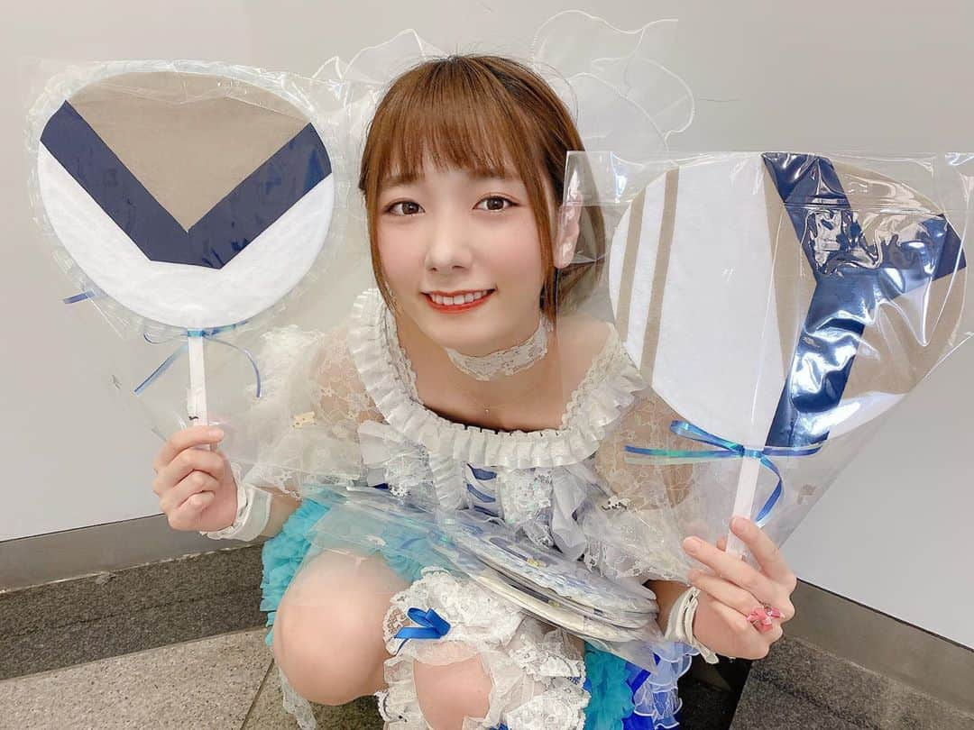 西村彩有里さんのインスタグラム写真 - (西村彩有里Instagram)「裏面は曇天衣装にしたのよ☻ フェルト生地です！！  どうしても横一列うちわ投稿にしたかったので連投ごめんだよ🥺  OK!!のMVの再生回数が4000回を超えました！年内に1万再生行く？？次のMV出したらみんな繰り返しみちゃうね✨✨はー！たのしみ！！！  #手作りうちわ #デコうちわ #アイドル #アイドル好きと繋がりたい #偶像 #idol  #JAPANARIZM #ジャパナリズム #ジャパナリ #自撮り #selfie #ショートカット #ショートヘア  #OK #MV #MV公開 #kawaii  #西村彩有里」9月18日 11時31分 - 24sayu