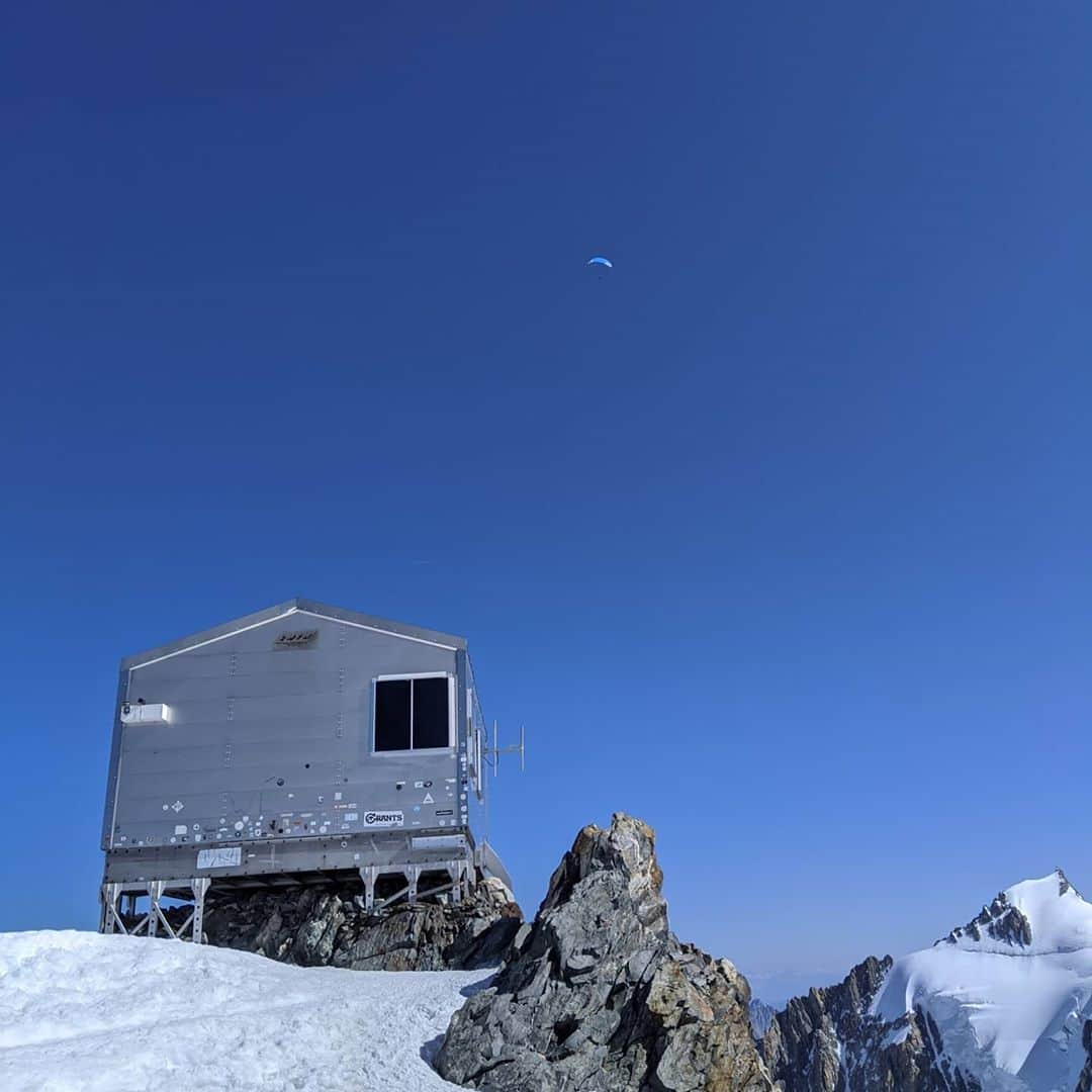 江本悠滋さんのインスタグラム写真 - (江本悠滋Instagram)「Mont Blanc Hike & Fly🪂 One Shot from 1400m altitude Good condition for this challenge!✨  4h30: Start from  #bionnassay 9h00: #refugedugouter  (1h of coffee break at Refuge) 13h00: summit of #montblanc ! 14h00: happy lunging 🍻  #montblanc #4810 #chamonixvalley #Hikeandfly #登山　#パラグライダー #hike #fly #oneshot #モンブラン登山　#ヨーロッパアルプス　#alpes  @thenorthfacejp @sweetprotectionjapan @blueiceclimbing @syride_flight_instruments @korteldesign @ozoneparagliders @newhale_japan @hakubavalley」9月18日 11時27分 - emoto_yuji