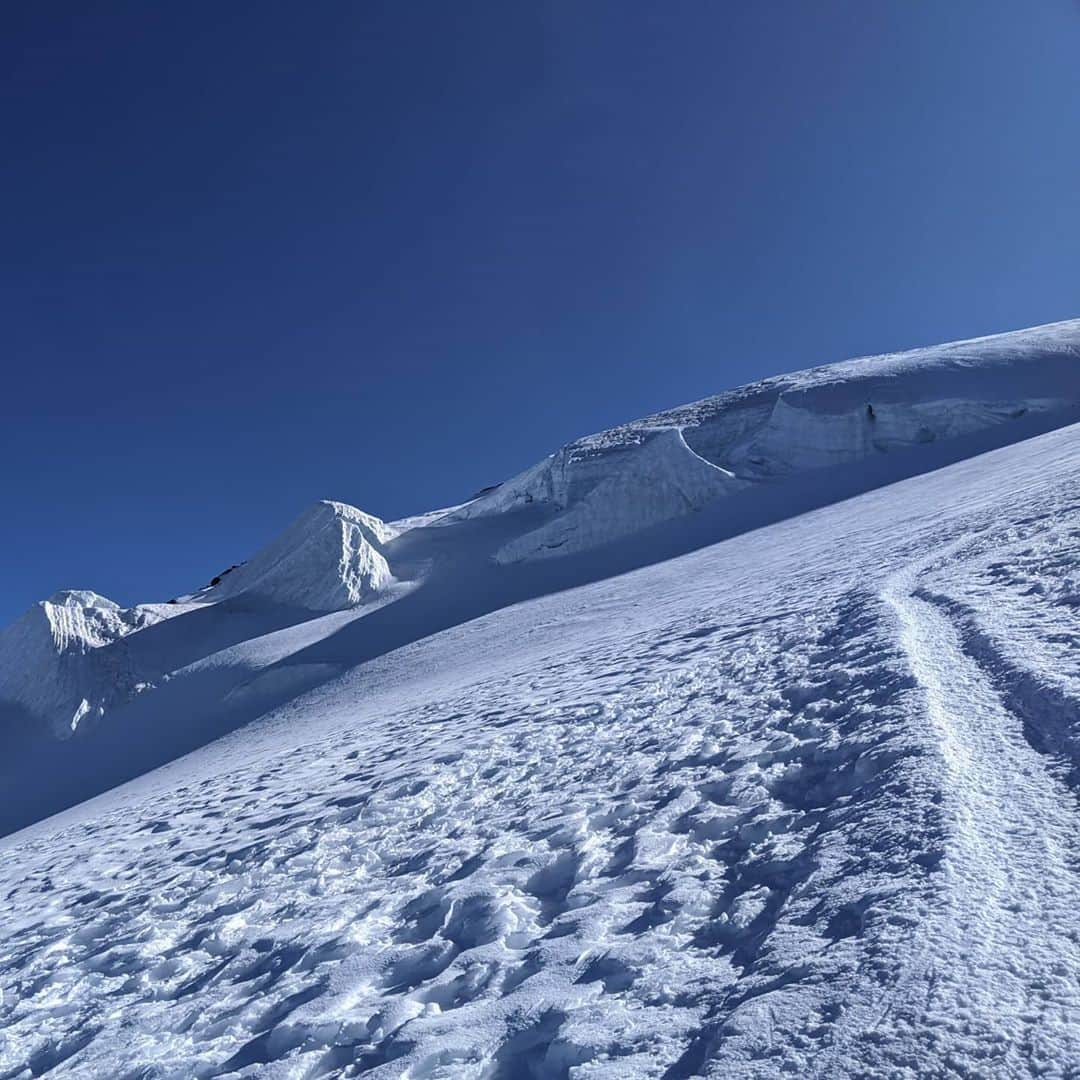 江本悠滋さんのインスタグラム写真 - (江本悠滋Instagram)「Mont Blanc Hike & Fly🪂 One Shot from 1400m altitude Good condition for this challenge!✨  4h30: Start from  #bionnassay 9h00: #refugedugouter  (1h of coffee break at Refuge) 13h00: summit of #montblanc ! 14h00: happy lunging 🍻  #montblanc #4810 #chamonixvalley #Hikeandfly #登山　#パラグライダー #hike #fly #oneshot #モンブラン登山　#ヨーロッパアルプス　#alpes  @thenorthfacejp @sweetprotectionjapan @blueiceclimbing @syride_flight_instruments @korteldesign @ozoneparagliders @newhale_japan @hakubavalley」9月18日 11時27分 - emoto_yuji