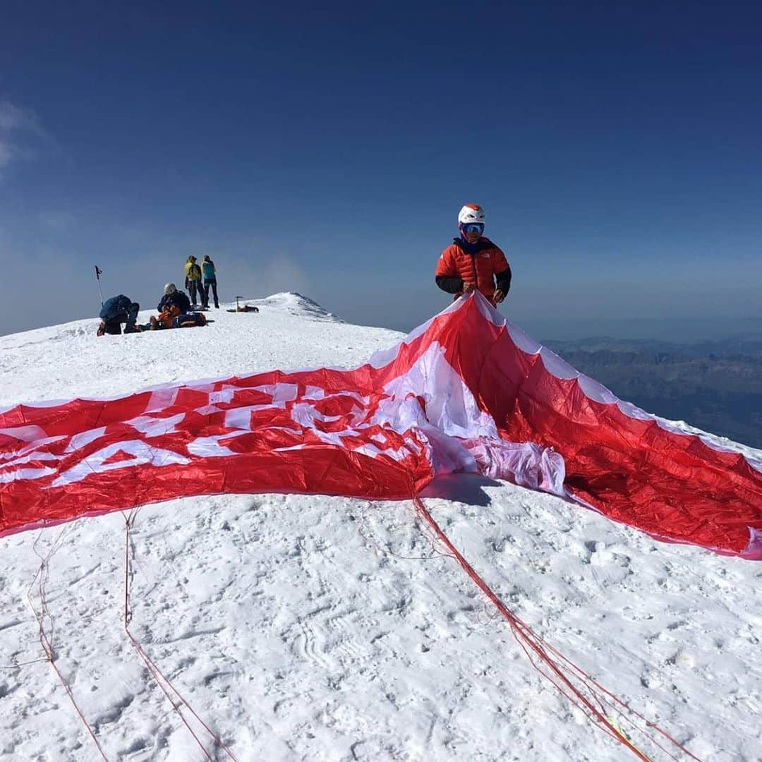 江本悠滋さんのインスタグラム写真 - (江本悠滋Instagram)「Mont Blanc Hike & Fly🪂 One Shot from 1400m altitude Good condition for this challenge!✨  4h30: Start from  #bionnassay 9h00: #refugedugouter  (1h of coffee break at Refuge) 13h00: summit of #montblanc ! 14h00: happy lunging 🍻  #montblanc #4810 #chamonixvalley #Hikeandfly #登山　#パラグライダー #hike #fly #oneshot #モンブラン登山　#ヨーロッパアルプス　#alpes  @thenorthfacejp @sweetprotectionjapan @blueiceclimbing @syride_flight_instruments @korteldesign @ozoneparagliders @newhale_japan @hakubavalley」9月18日 11時27分 - emoto_yuji